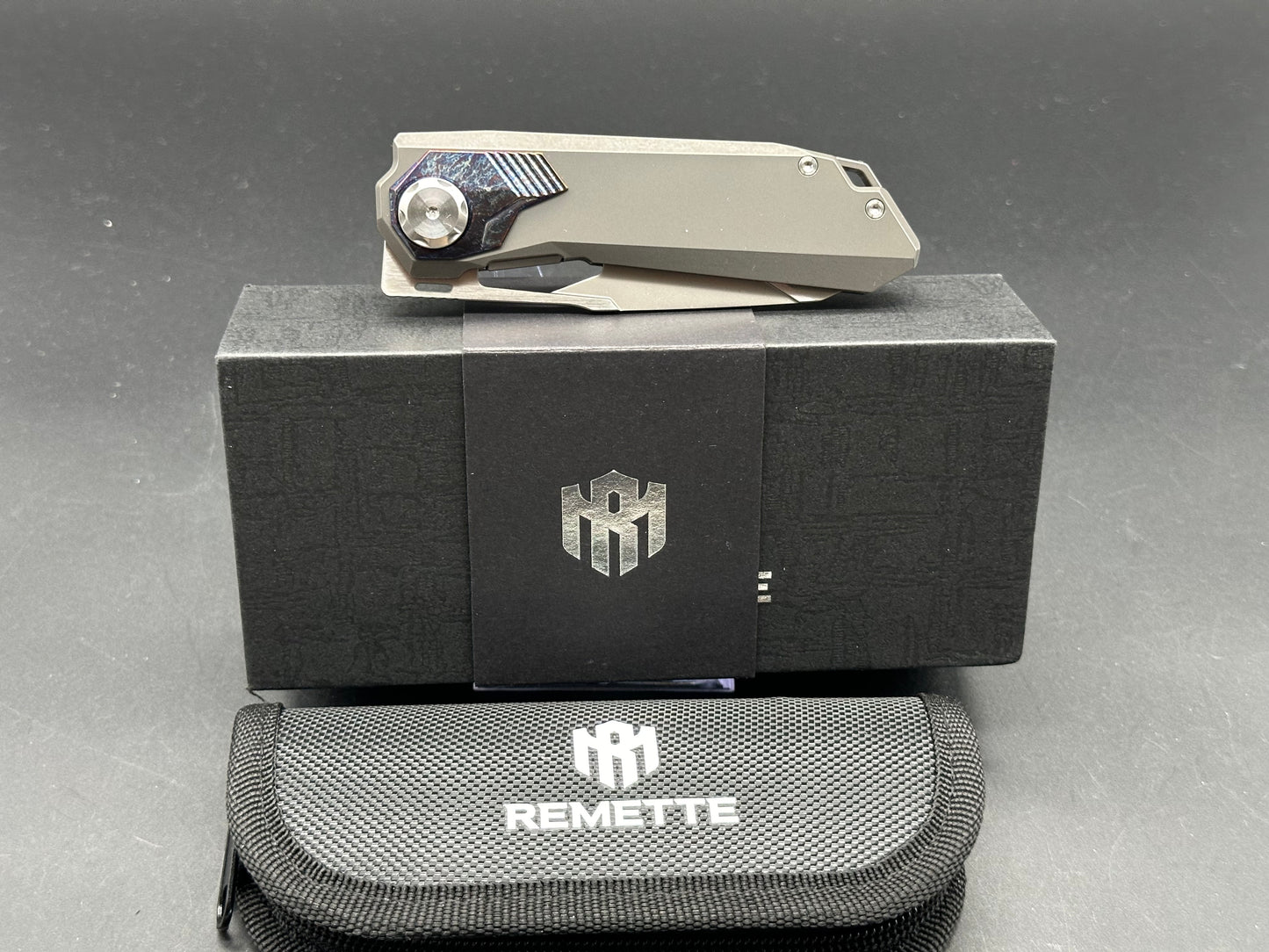 REMETTE RT-PEREGRINE FALCON TITANIUM/COLOR INLAY HANDLE M390 REVERSE TANTO PLAIN EDGE