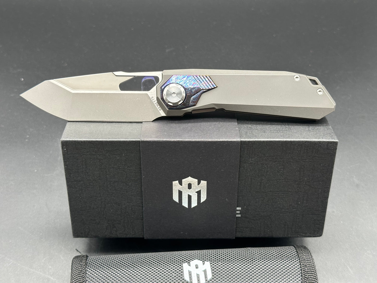 REMETTE RT-PEREGRINE FALCON TITANIUM/COLOR INLAY HANDLE M390 REVERSE TANTO PLAIN EDGE