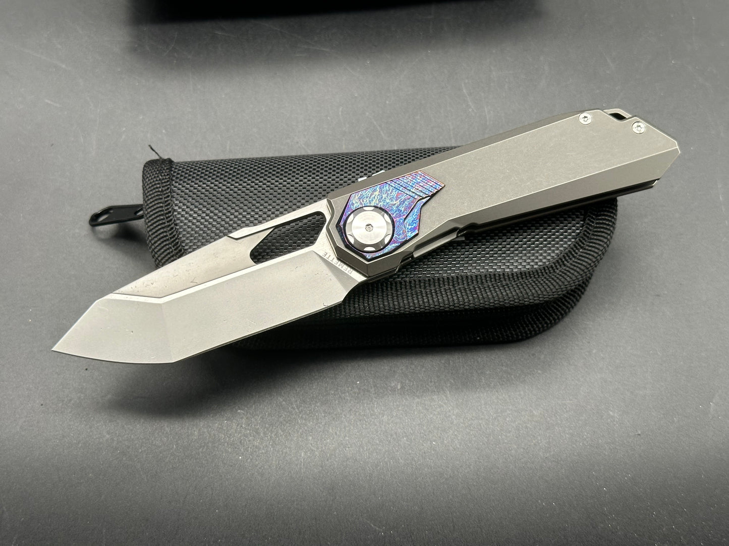 REMETTE RT-PEREGRINE FALCON TITANIUM/COLOR INLAY HANDLE M390 REVERSE TANTO PLAIN EDGE