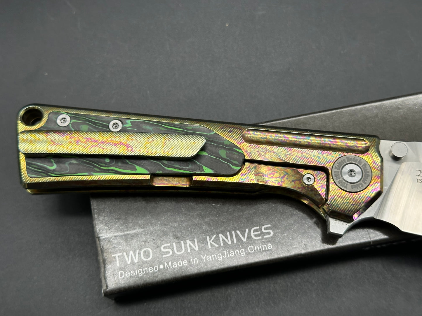 TWOSUN TS510-COLOR FOLDING KNIFE COLOR CARBON FIBER/TITANIUM HANDLE M390 PLAIN EDGE