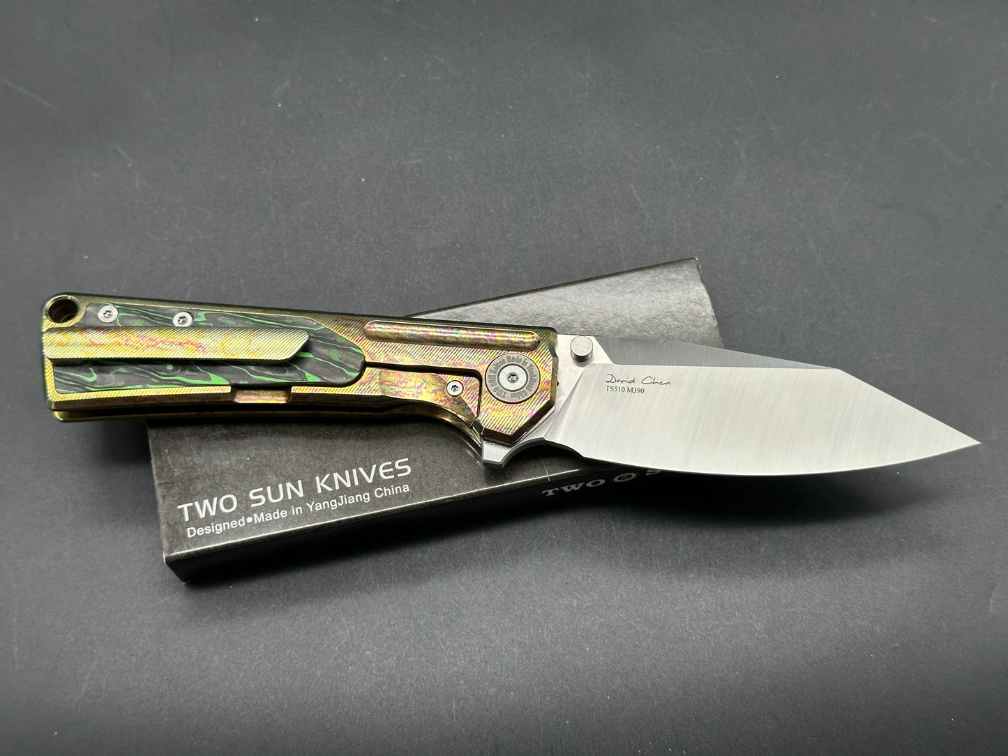 TWOSUN TS510-COLOR FOLDING KNIFE COLOR CARBON FIBER/TITANIUM HANDLE M390 PLAIN EDGE