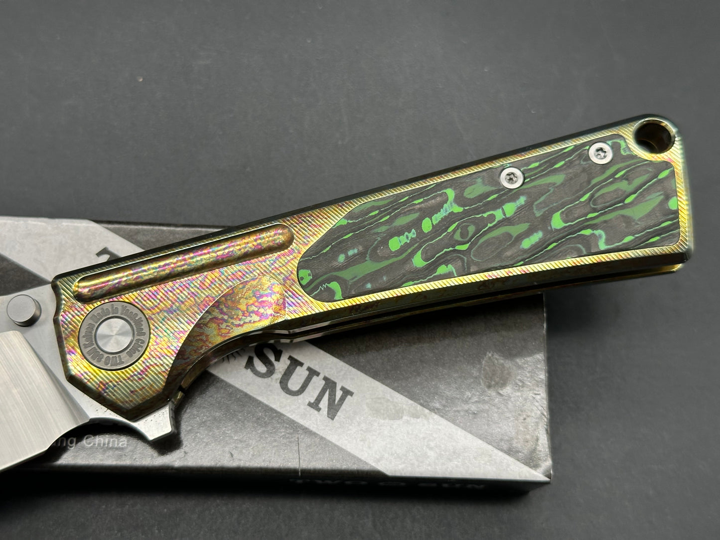 TWOSUN TS510-COLOR FOLDING KNIFE COLOR CARBON FIBER/TITANIUM HANDLE M390 PLAIN EDGE