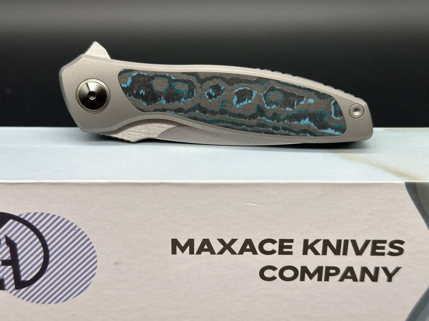 MAXACE PERSEUS FOLDING KNIFE GREY TITANIUM HANDLE BLUE CARBON FIBER INLAY MAGNACUT STEEL BLADE