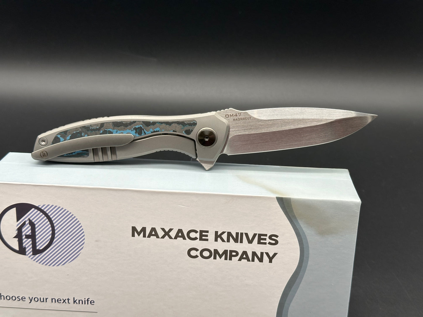 MAXACE PERSEUS FOLDING KNIFE GREY TITANIUM HANDLE BLUE CARBON FIBER INLAY MAGNACUT STEEL BLADE