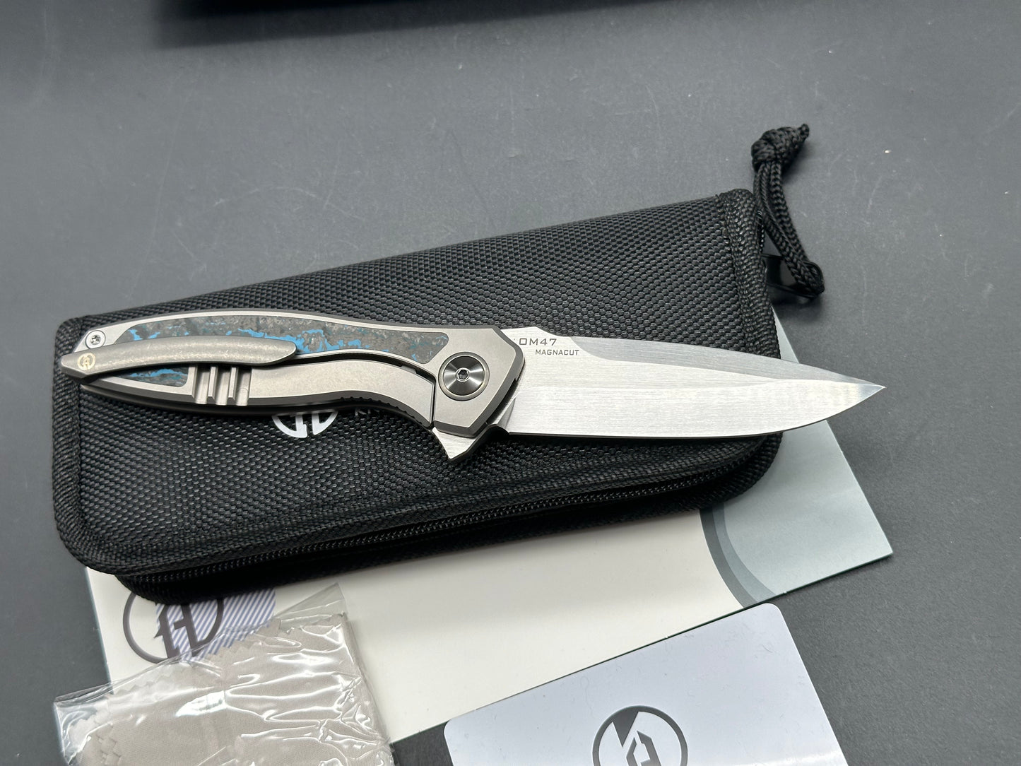 MAXACE PERSEUS FOLDING KNIFE GREY TITANIUM HANDLE BLUE CARBON FIBER INLAY MAGNACUT STEEL BLADE