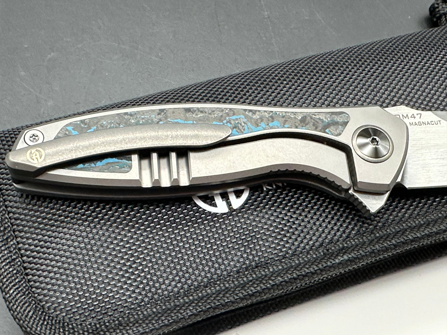 MAXACE PERSEUS FOLDING KNIFE GREY TITANIUM HANDLE BLUE CARBON FIBER INLAY MAGNACUT STEEL BLADE