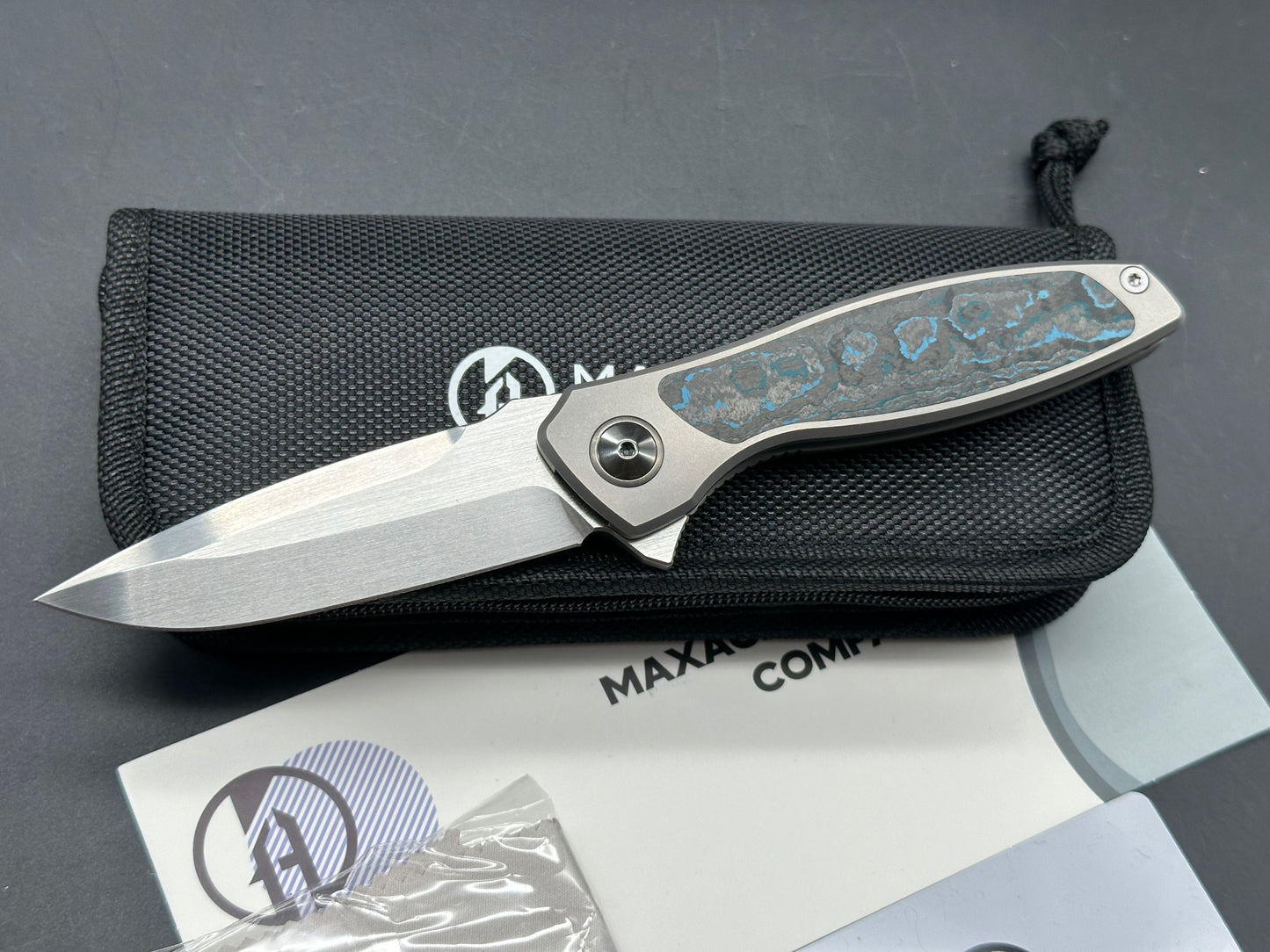 MAXACE PERSEUS FOLDING KNIFE GREY TITANIUM HANDLE BLUE CARBON FIBER INLAY MAGNACUT STEEL BLADE