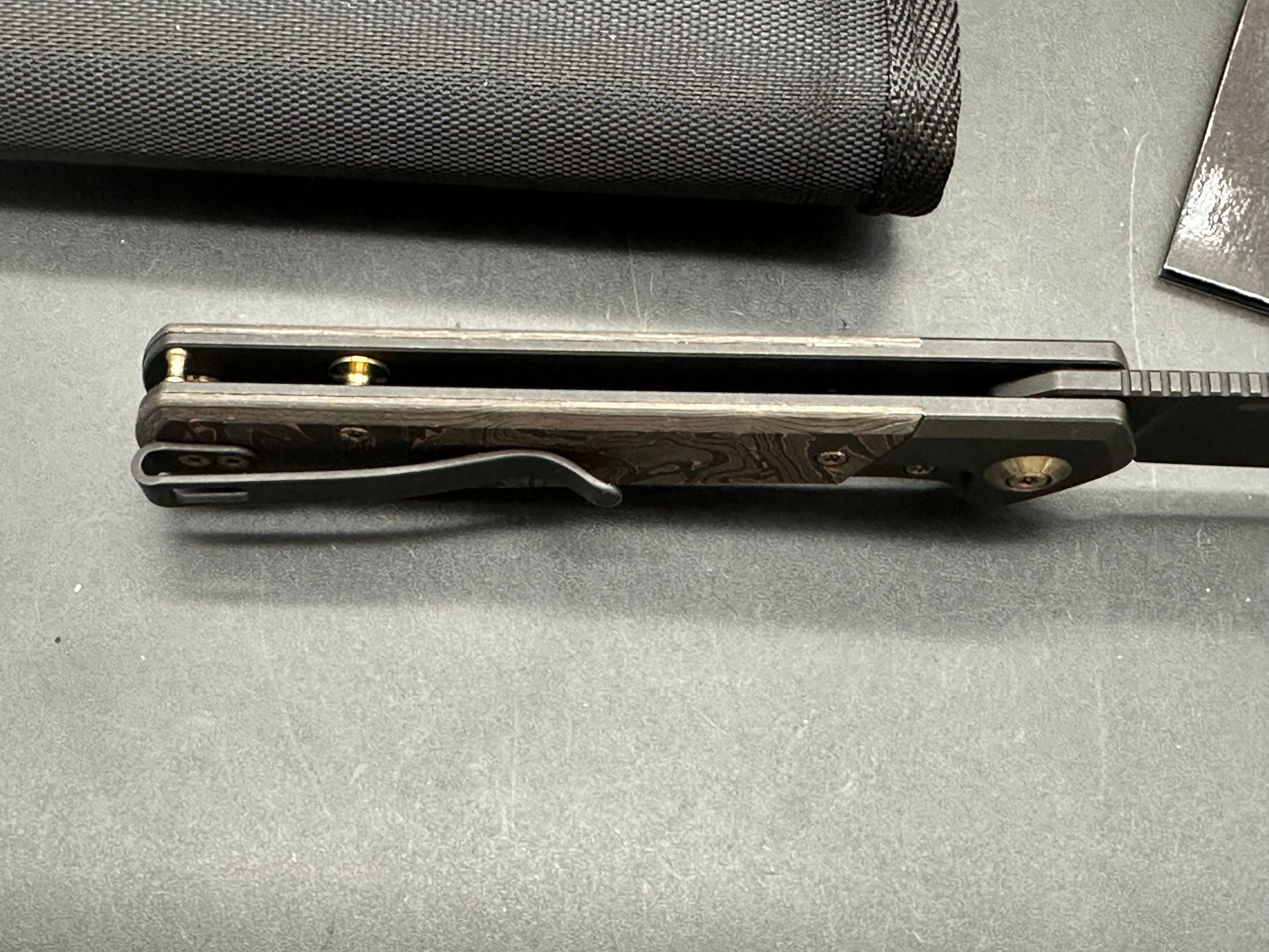 WE SOOTHSAYER FOLDING KNIFE BLACK TITANIUM/COPPER FOIL CARBON FIBER INLAY HANDLE 20CV DROP POINT PLAIN EDGE