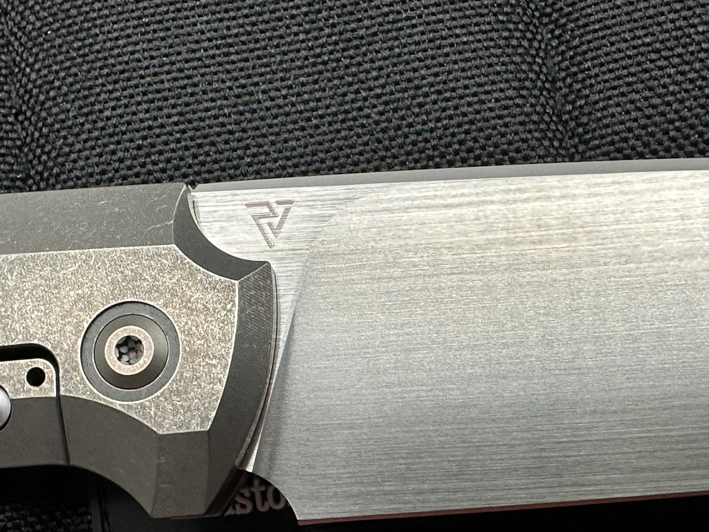 CKF Fif20Ti CF #139, Hand Rubbed Satin M390 Blade, Milled Titanium Handles