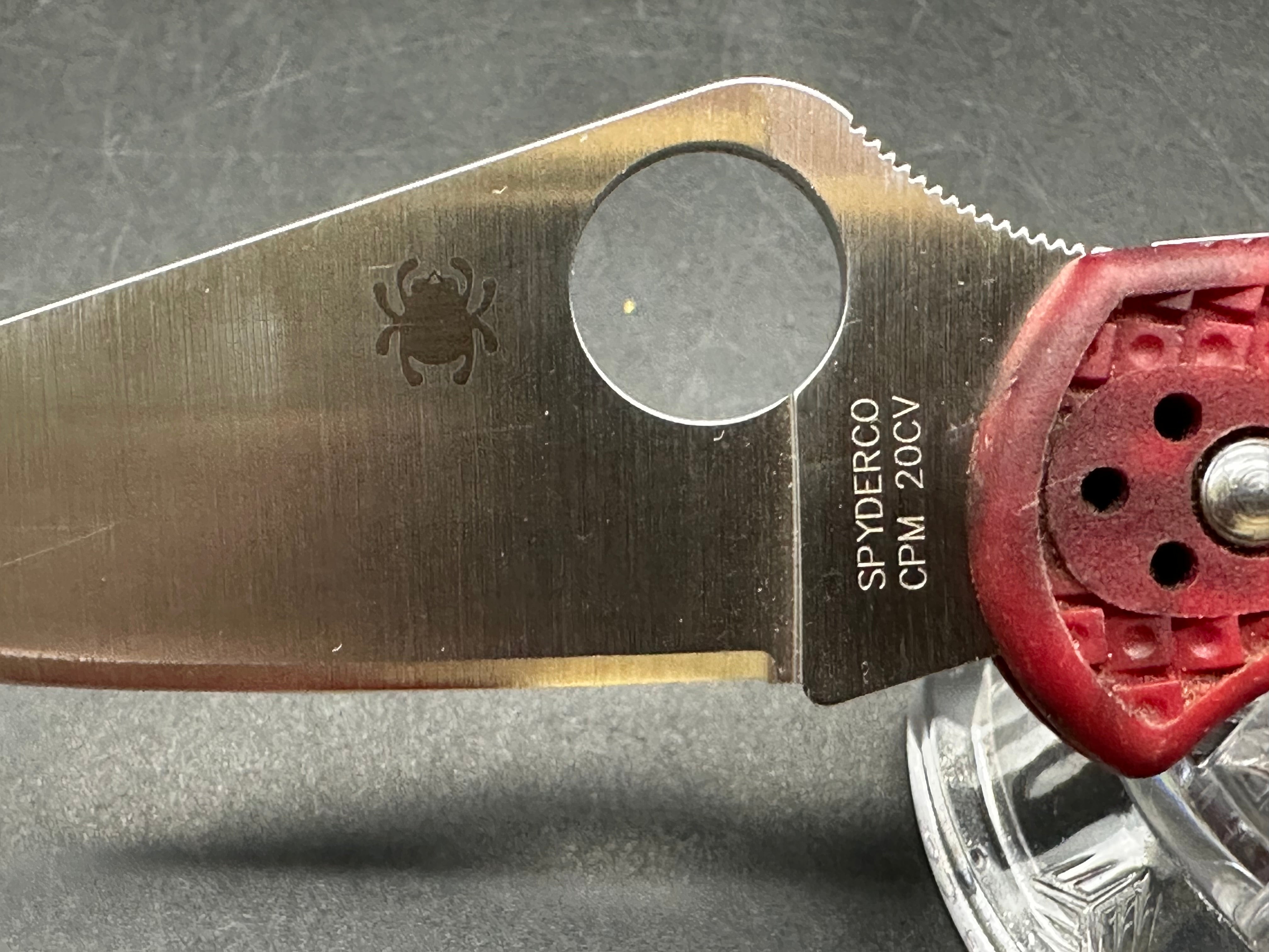 Spyderco Delica 4 - Red & Black Zome - 20CV Blade