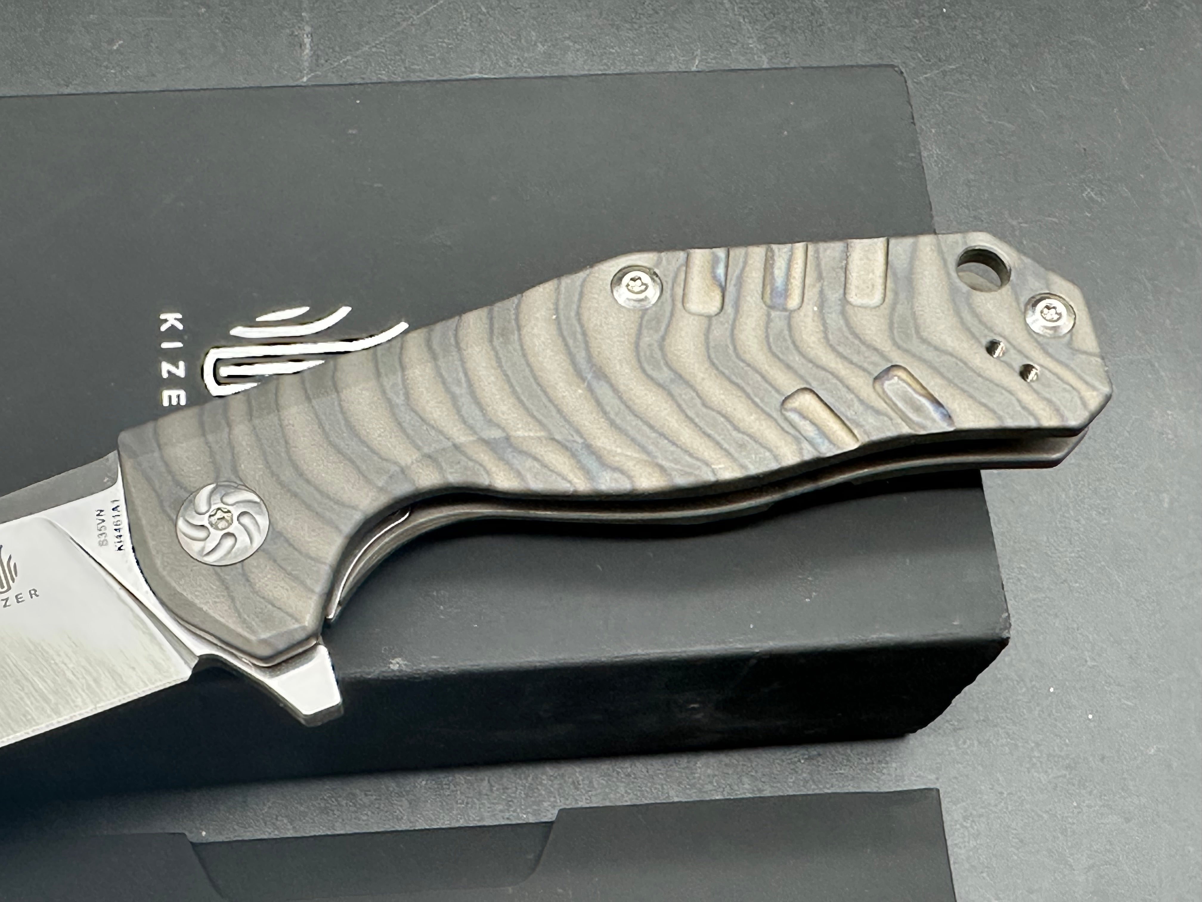 KIZER KESMEC 3.5" FLAME ANODIZED Ti FRAME S3SVN BLADE