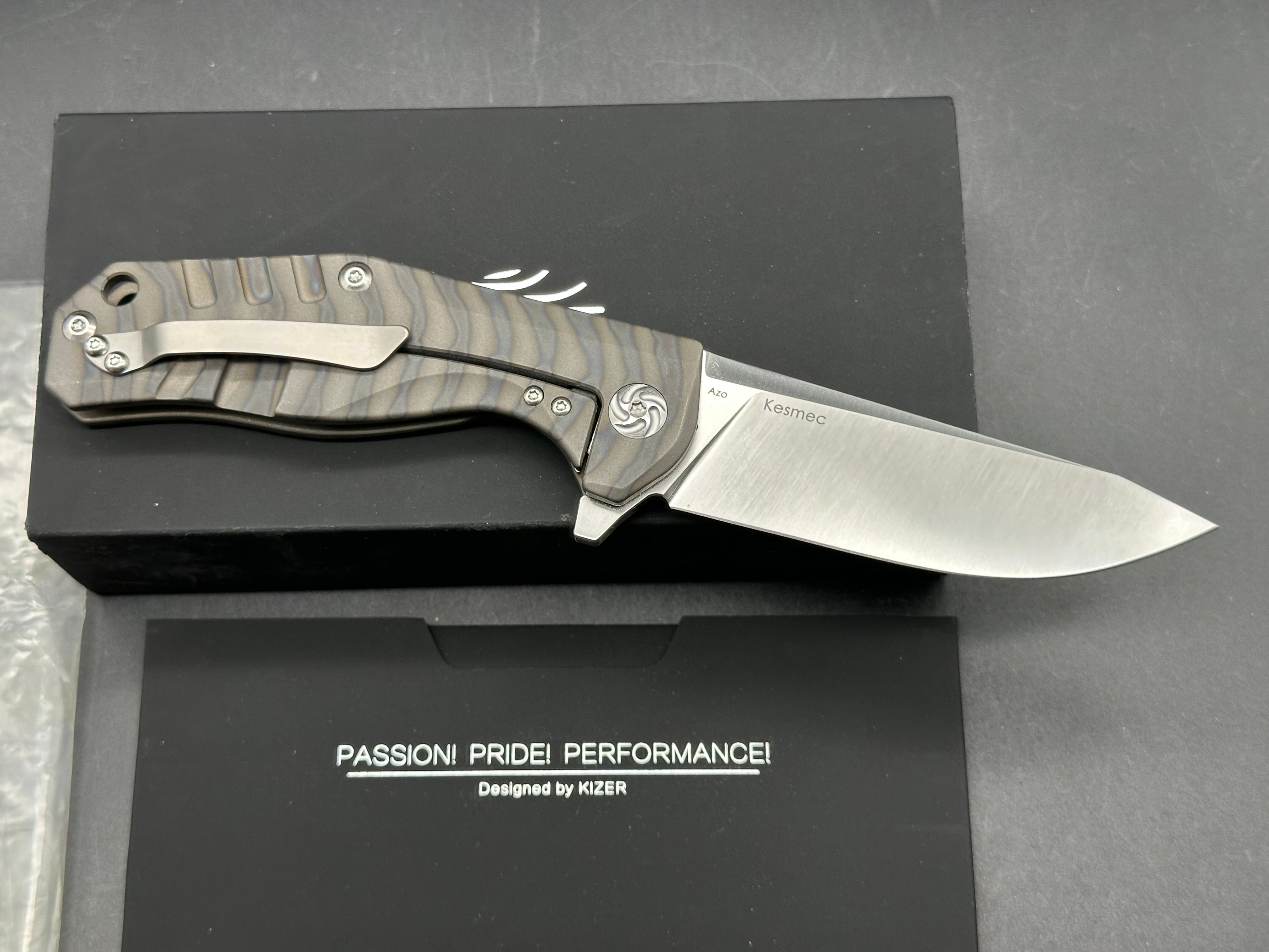 KIZER KESMEC 3.5" FLAME ANODIZED Ti FRAME S3SVN BLADE