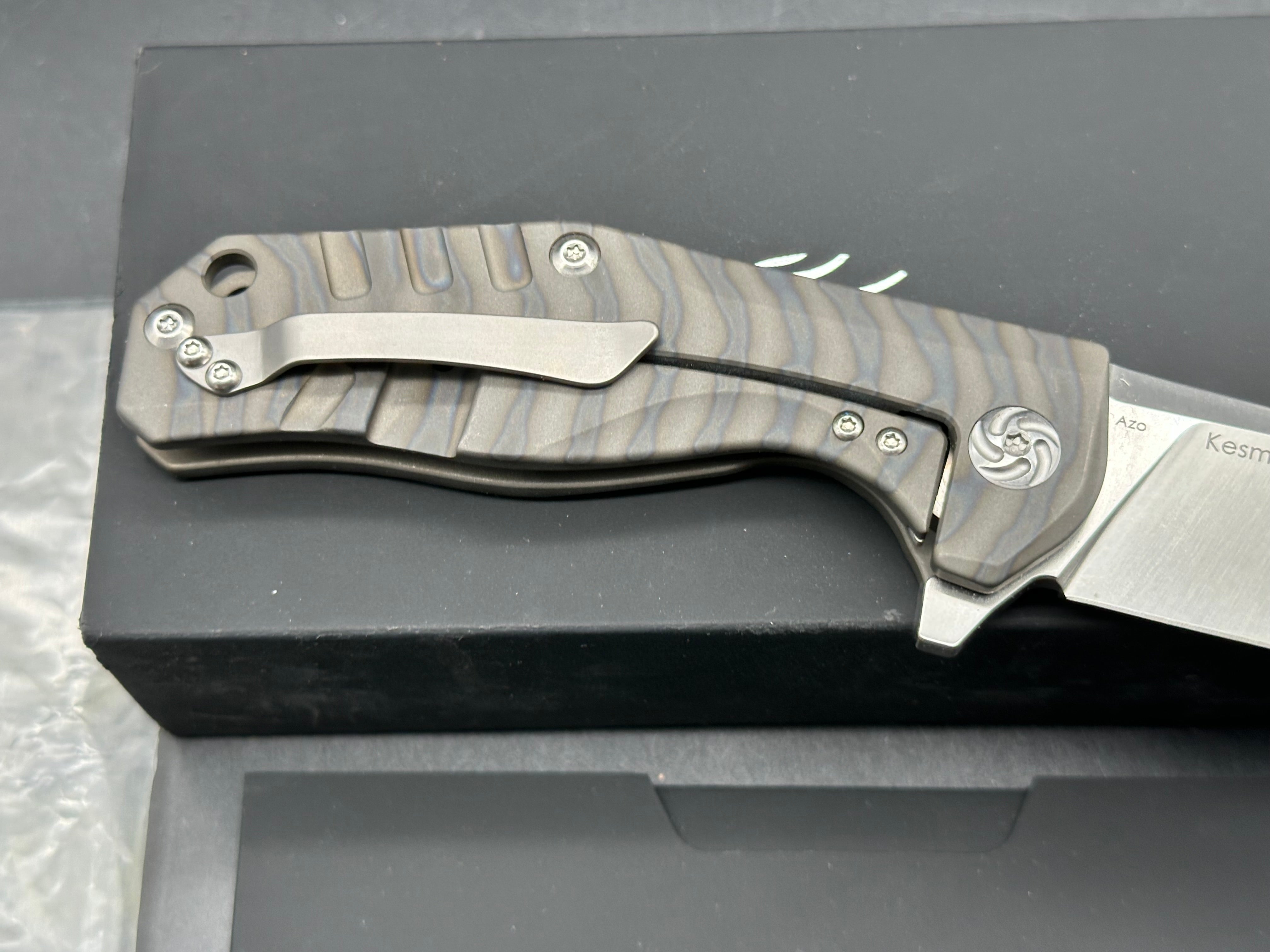 KIZER KESMEC 3.5" FLAME ANODIZED Ti FRAME S3SVN BLADE