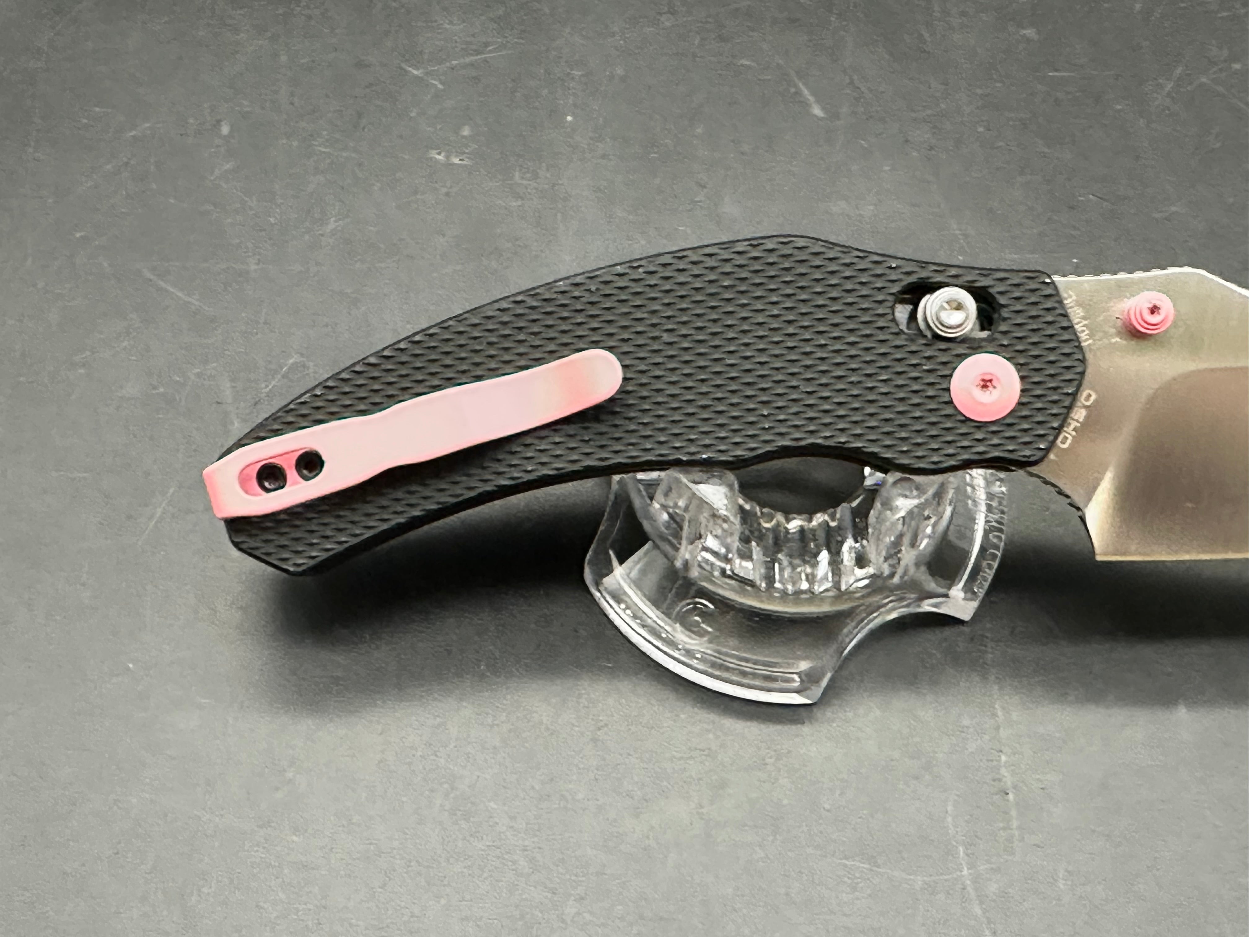 Kizer Bulldog - Black G-10 w/ pink hardware - 154CM