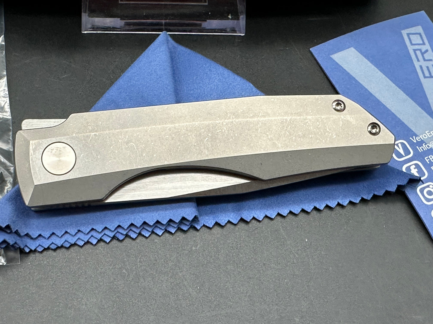 Vero Impulse Mini Titainum M390 has orginal clip and back spacer, as well as a Timascus set