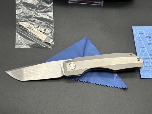 Vero Impulse Mini Titainum M390 has orginal clip and back spacer, as well as a Timascus set