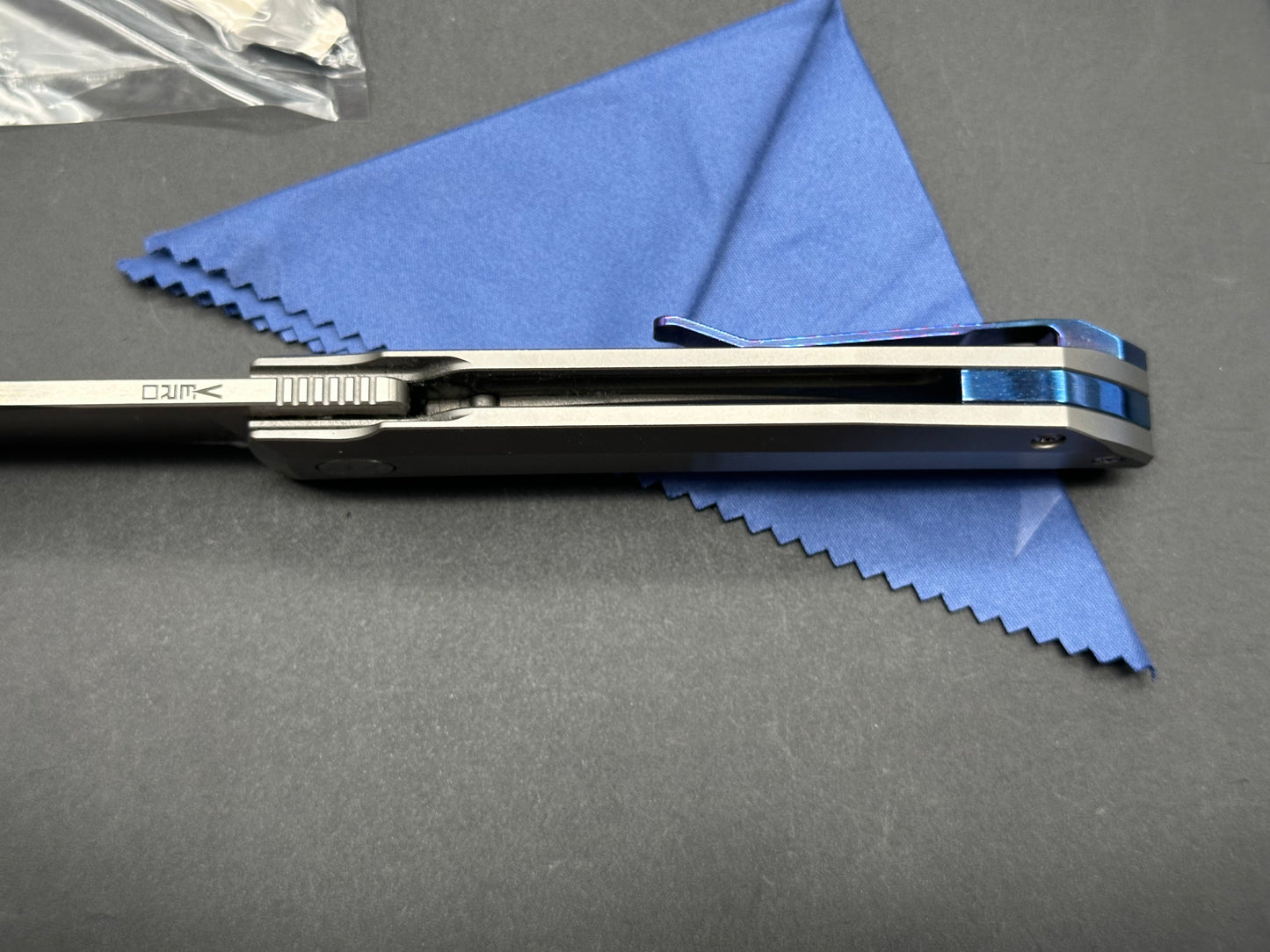 Vero Impulse Mini Titainum M390 has orginal clip and back spacer, as well as a Timascus set