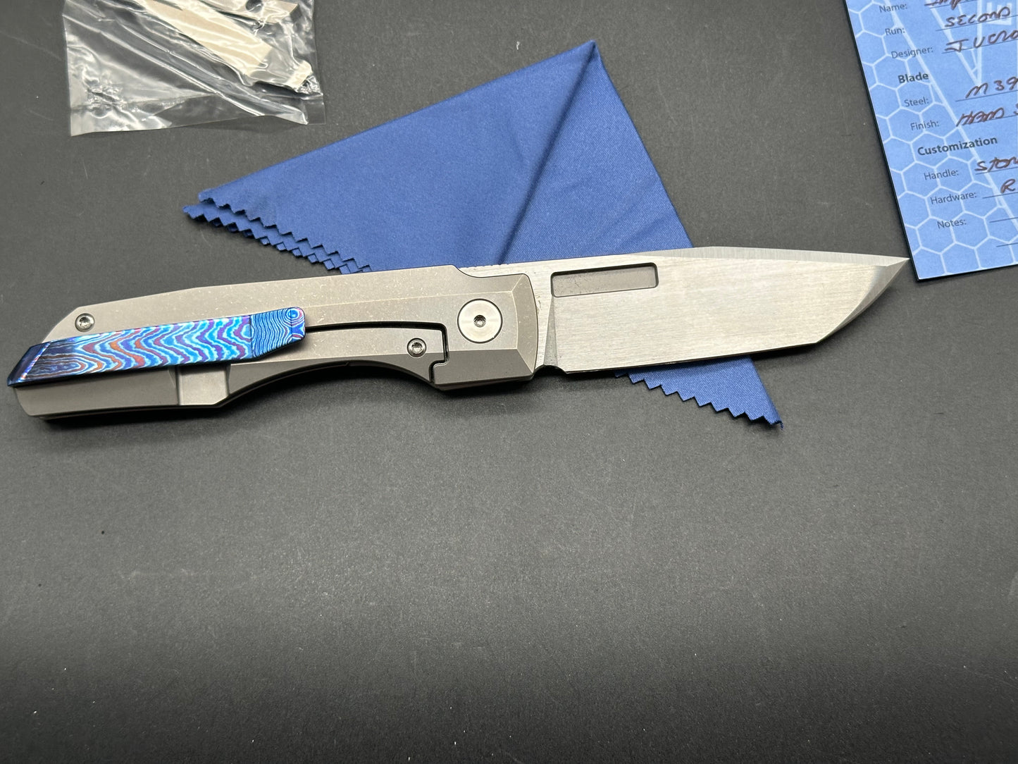 Vero Impulse Mini Titainum M390 has orginal clip and back spacer, as well as a Timascus set