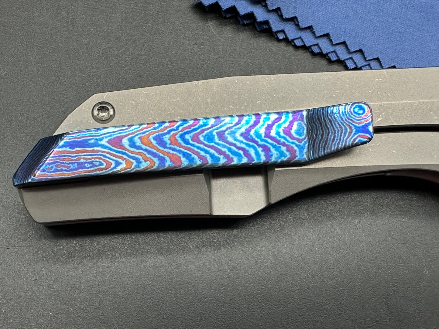 Vero Impulse Mini Titainum M390 has orginal clip and back spacer, as well as a Timascus set