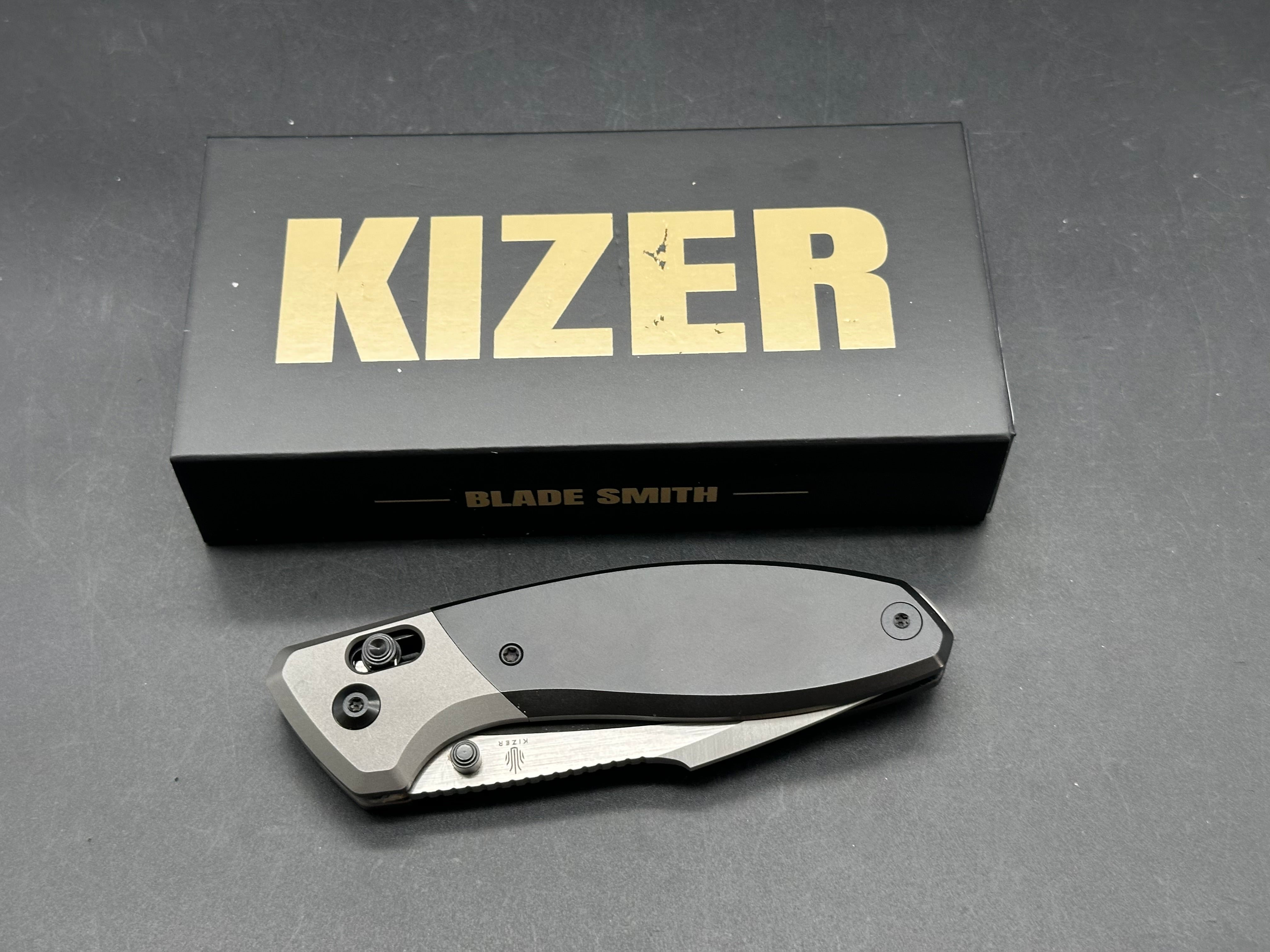 KIZER STAFFI FOLDING KNIFE BLACK/GRAY TITANIUM HANDLE S45VN HARPOON PLAIN EDGE