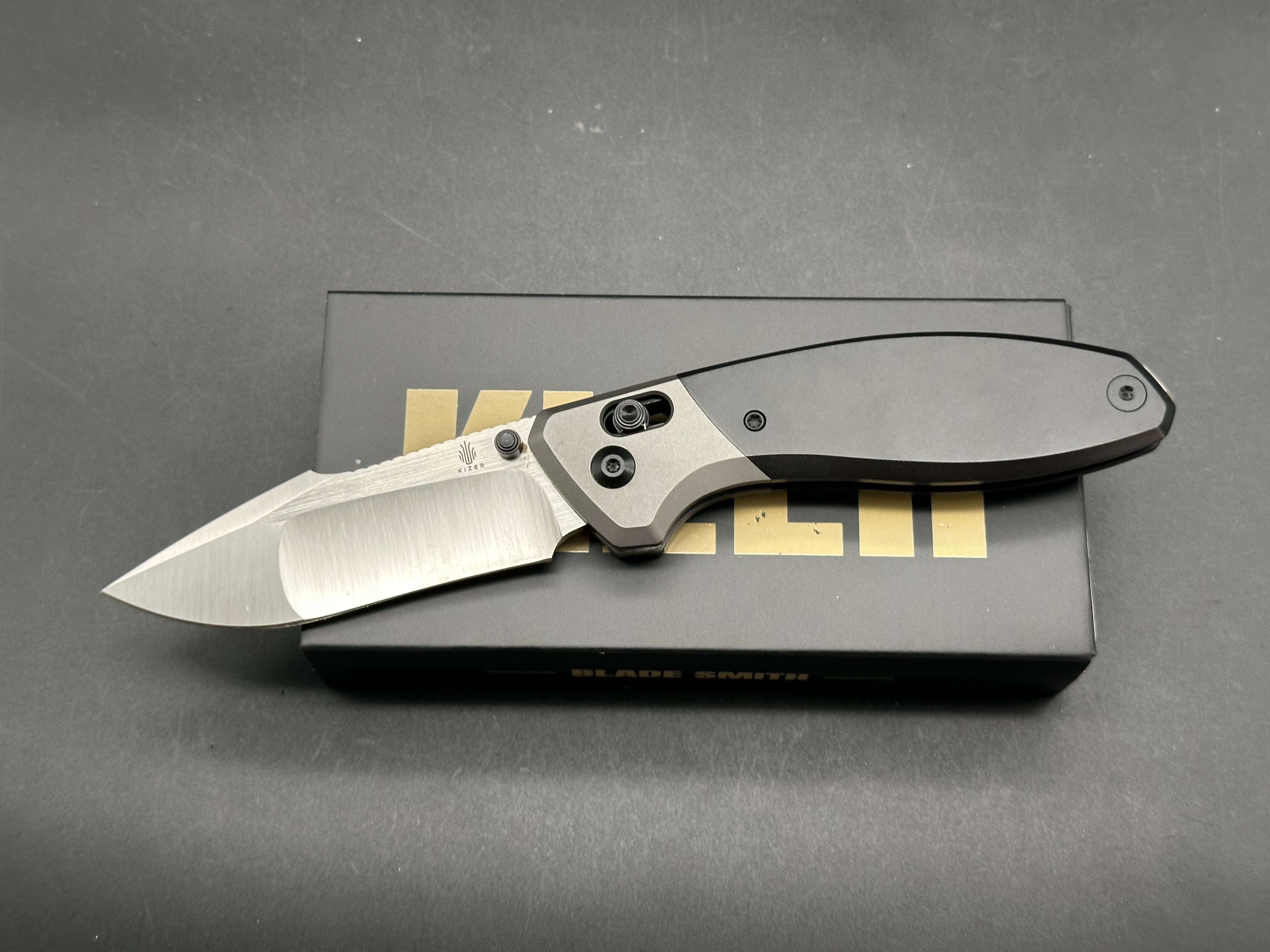 KIZER STAFFI FOLDING KNIFE BLACK/GRAY TITANIUM HANDLE S45VN HARPOON PLAIN EDGE