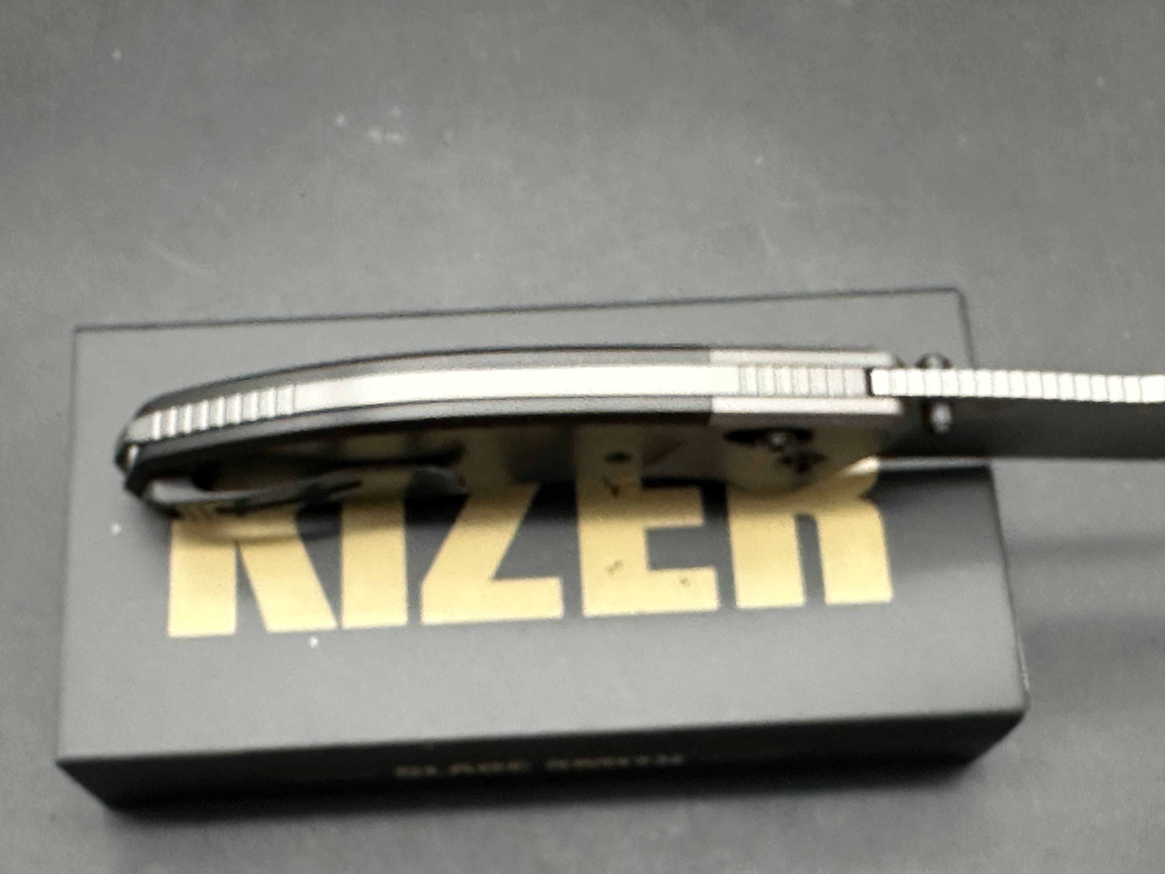 KIZER STAFFI FOLDING KNIFE BLACK/GRAY TITANIUM HANDLE S45VN HARPOON PLAIN EDGE