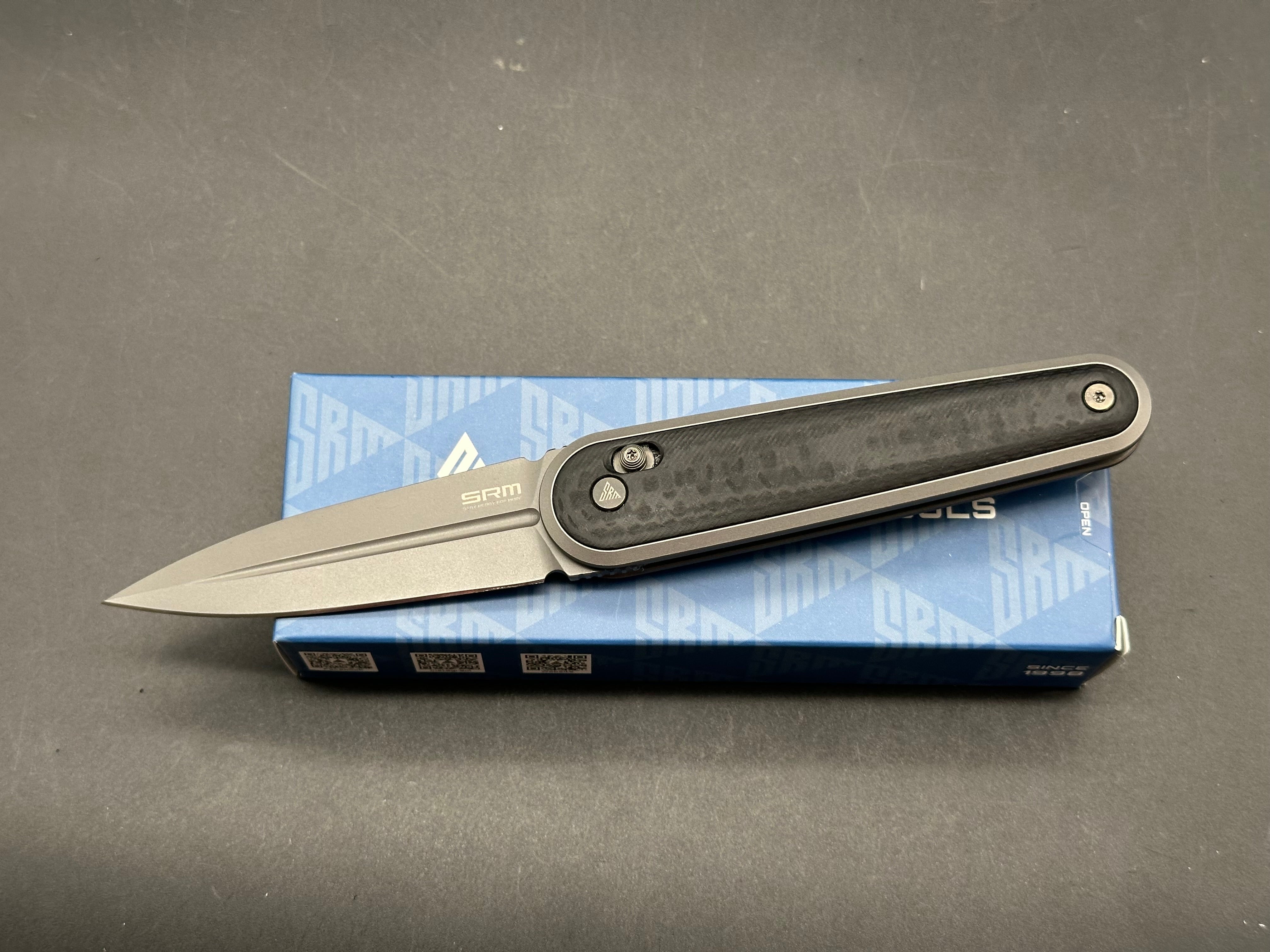 SRM 51M AMBI-LOCK FOLDING KNIFE BLACK G10/CARBON FIBER HANDLE N690 PLAIN EDGE