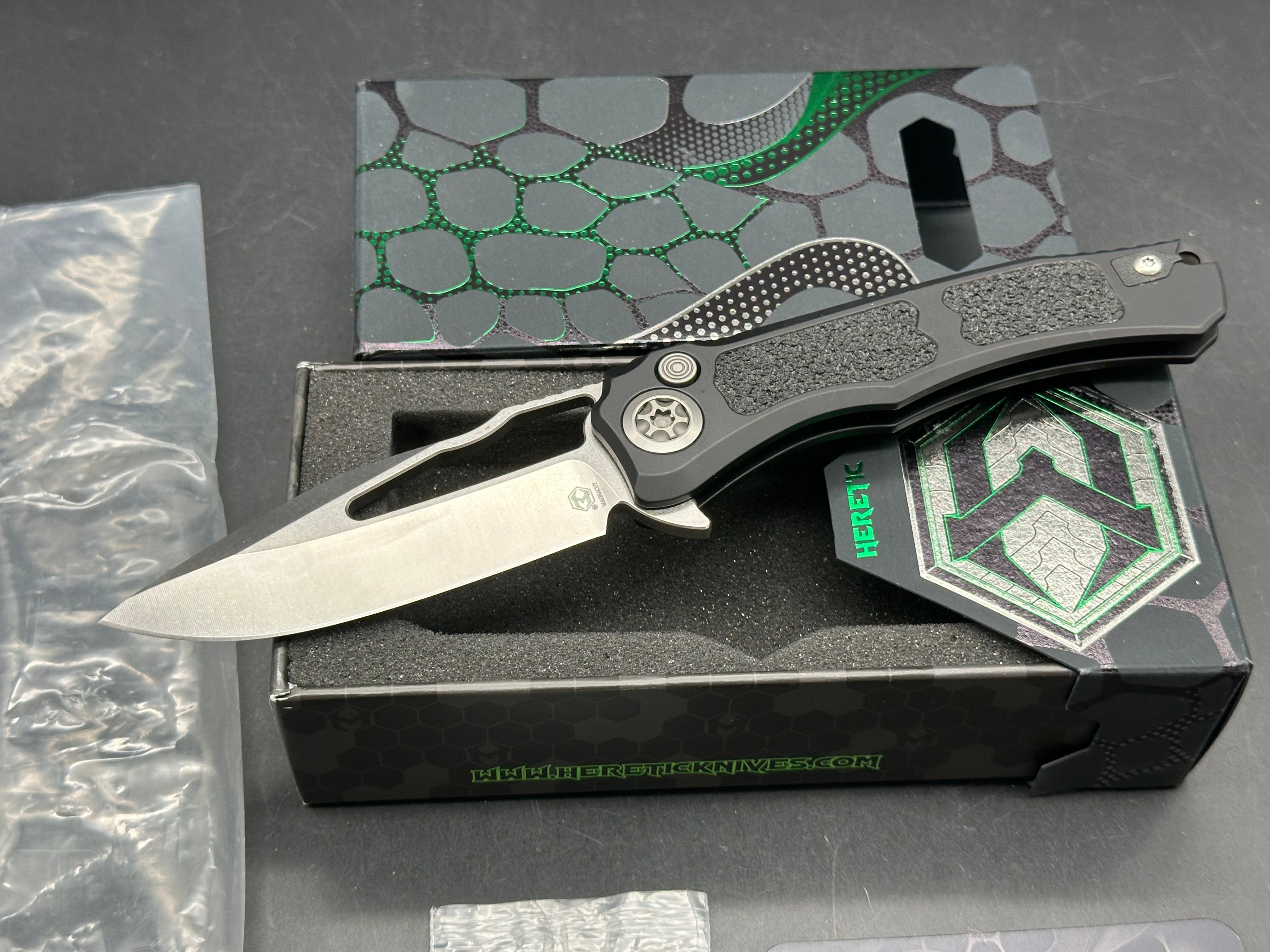 Heretic Wraith V4 Manual, 3.625" MagnaCut Blade with Black Aluminum Scales with Black "Grip Tape" Inlays