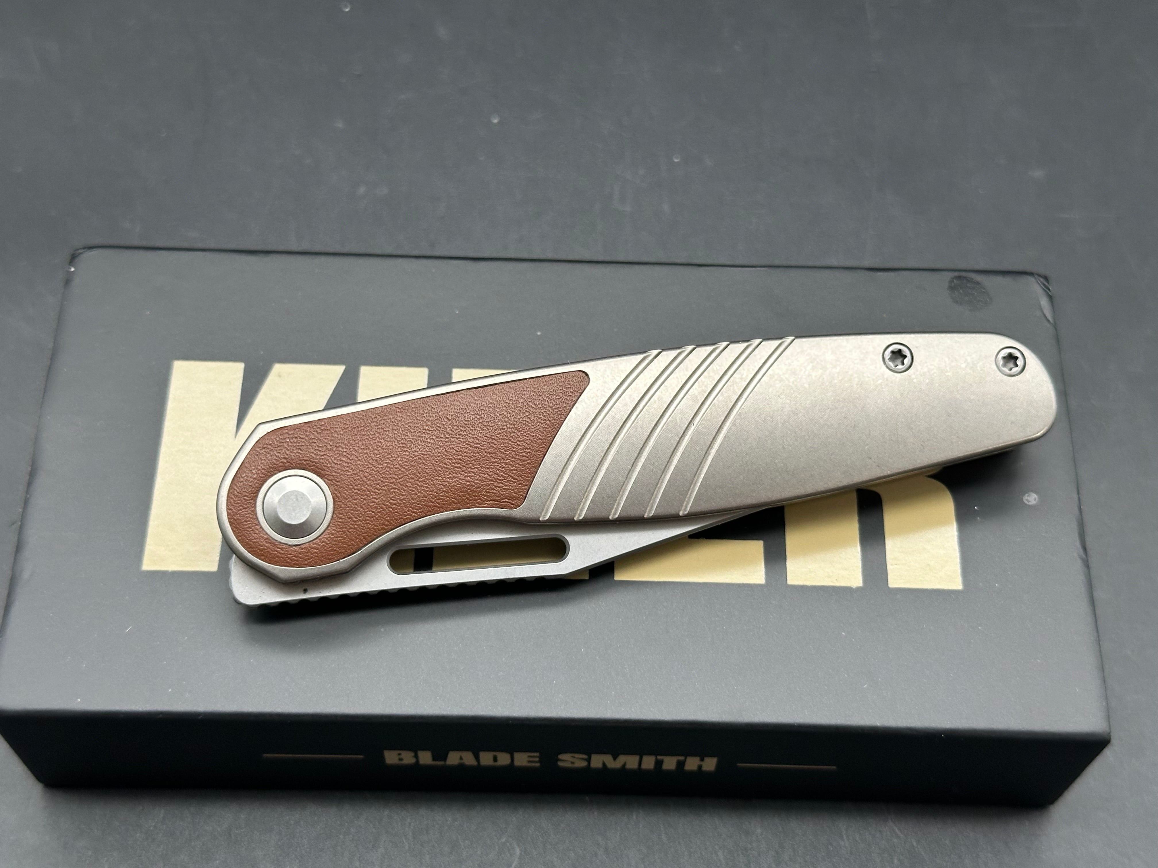 KIZER RAZE SILVER/BROWN TITANIUM/LEATHER HANDLE S45VN CLIP POINT PLAIN EDGE