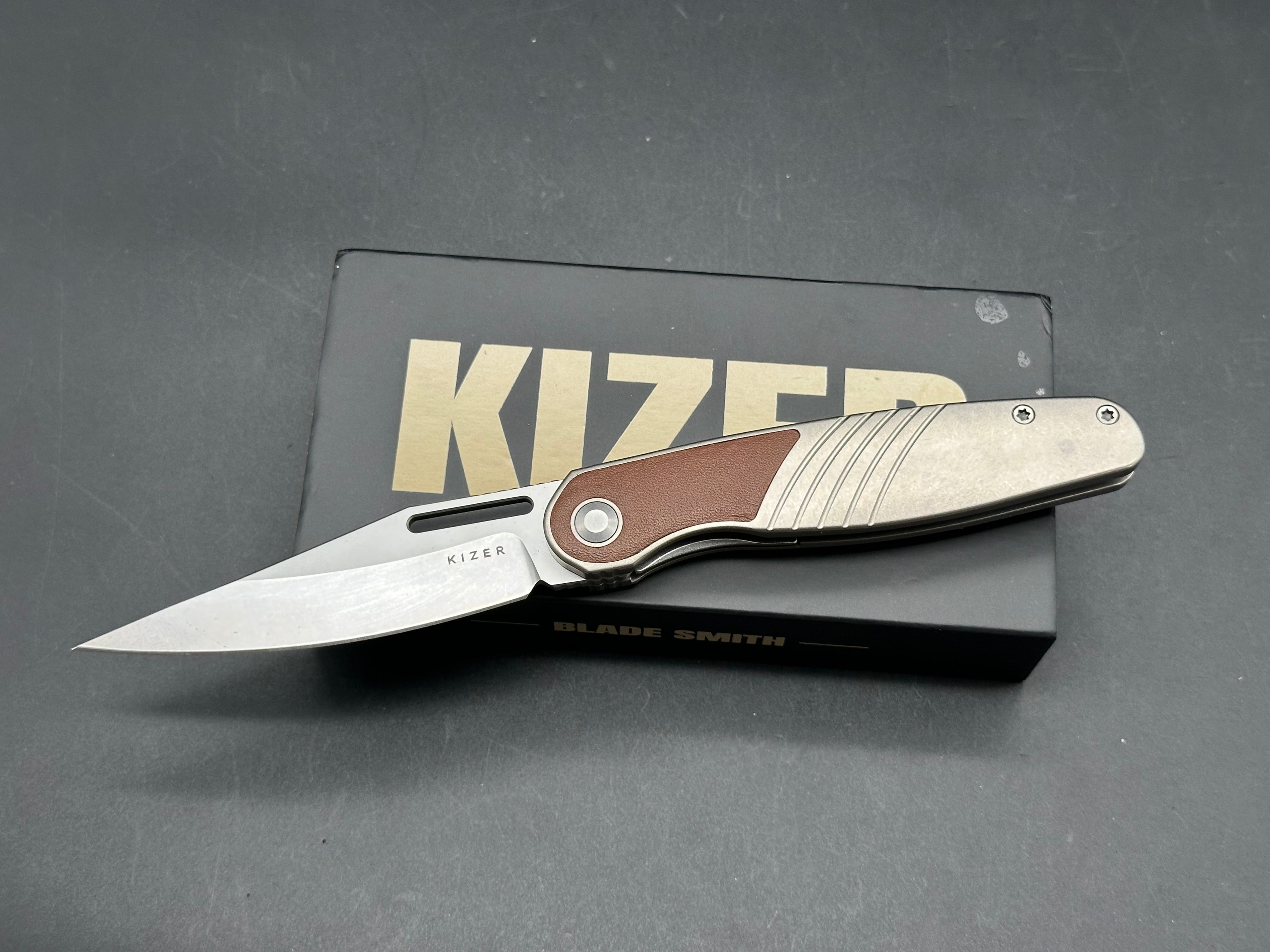 KIZER RAZE SILVER/BROWN TITANIUM/LEATHER HANDLE S45VN CLIP POINT PLAIN EDGE
