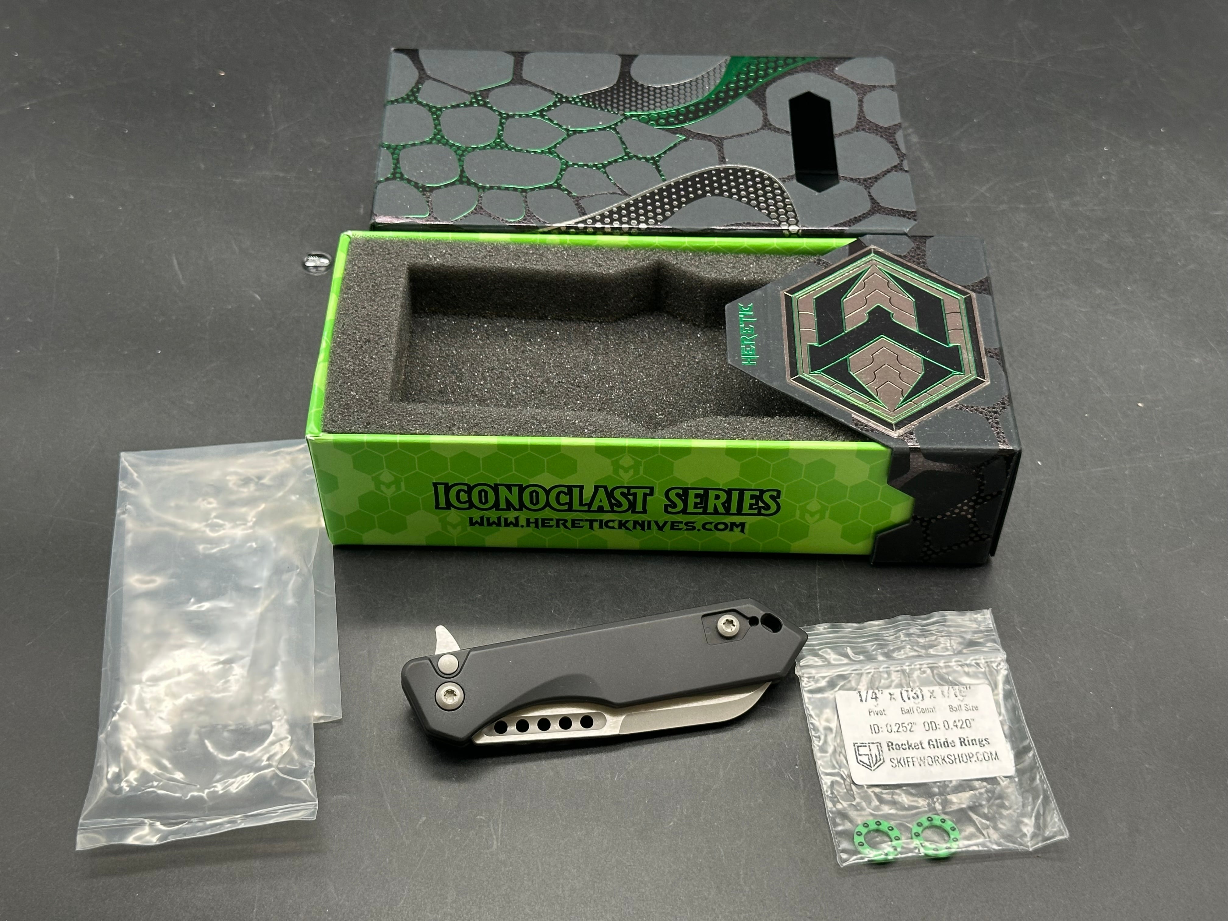 Heretic Jinn Manual, 3" MagnaCut BattleWorn Sheepsfoot Blade with Black Aluminum Scales plus Skiff Bearings