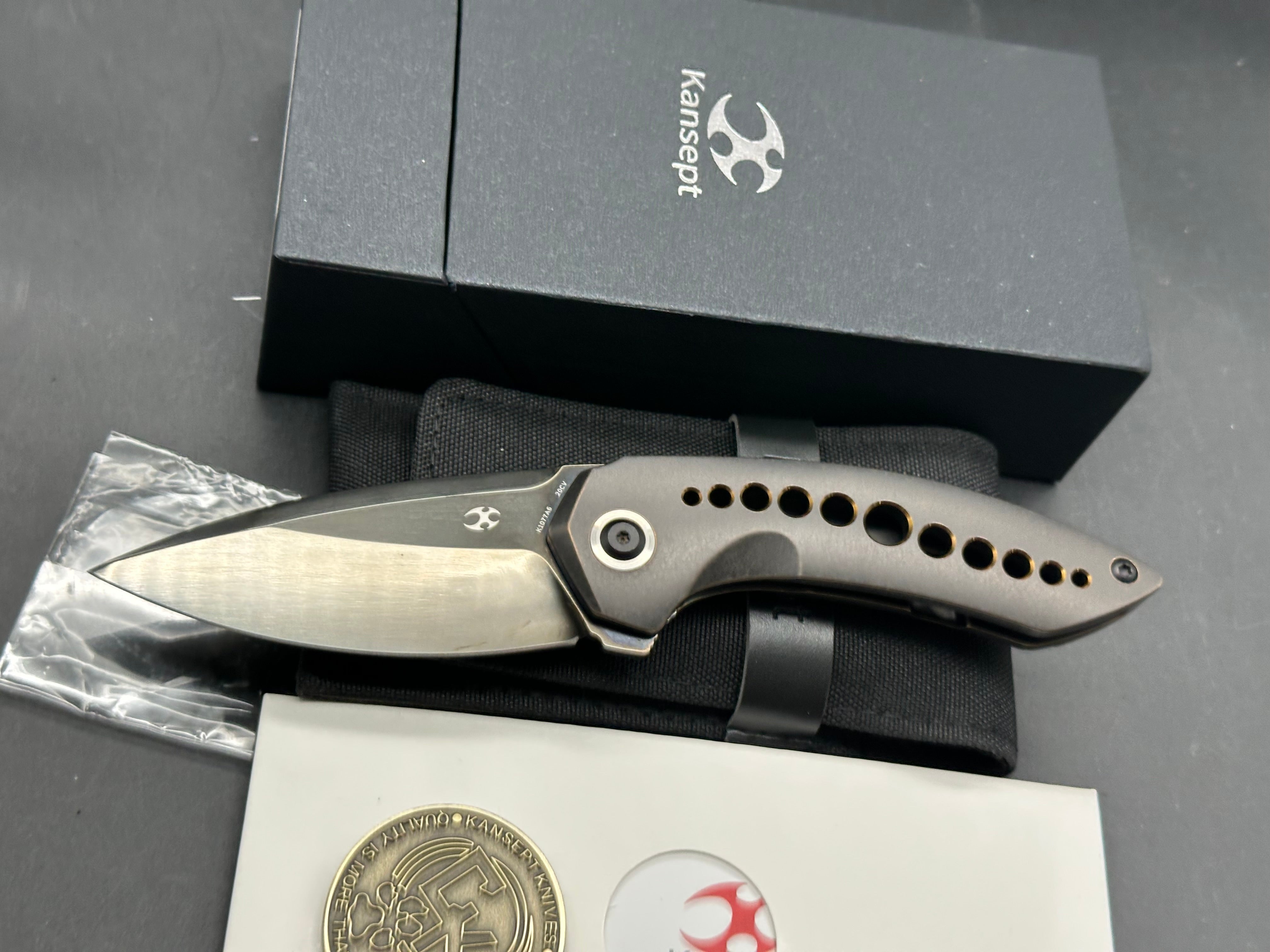ODD 21 FRAME LOCK BLACKWASH TITANIUM W/ BRONZE HOLES HANDLE (3.08'' MIRROR DLC CPM20CV