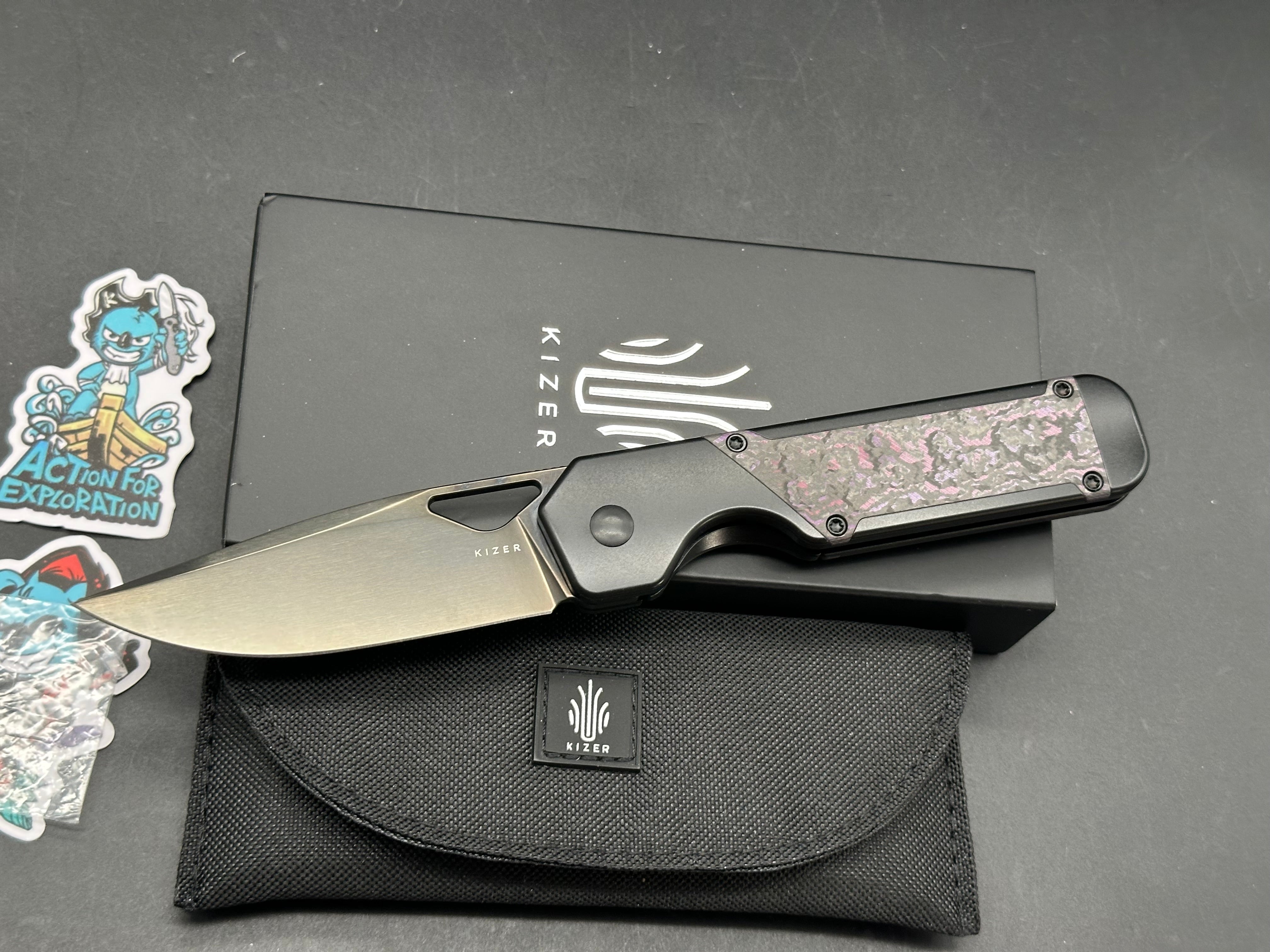KIZER MILITAW BLACK/PURPLE HAZE TITANIUM/FAT CARBON HANDLE S45VN DROP POINT