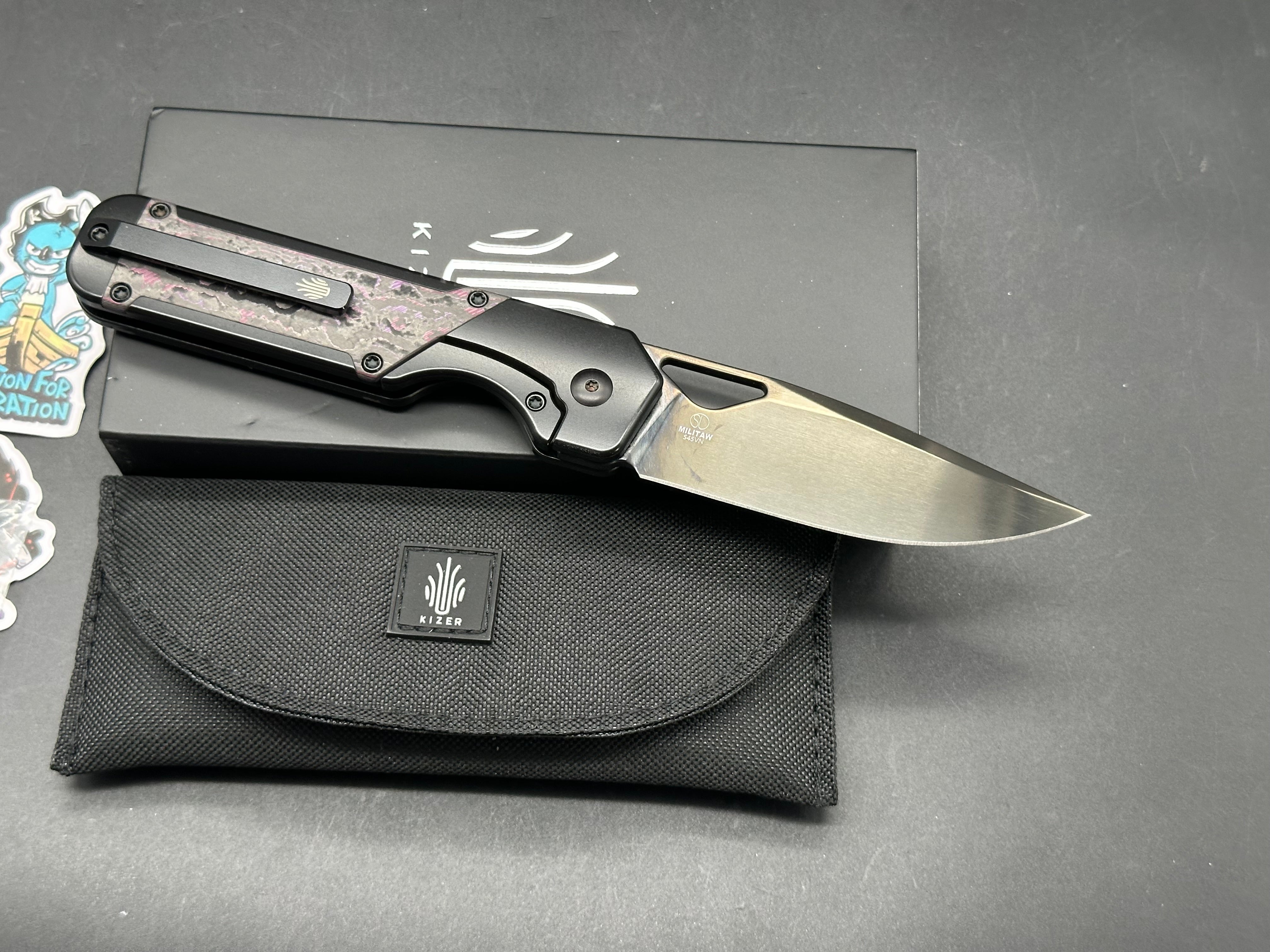 KIZER MILITAW BLACK/PURPLE HAZE TITANIUM/FAT CARBON HANDLE S45VN DROP POINT