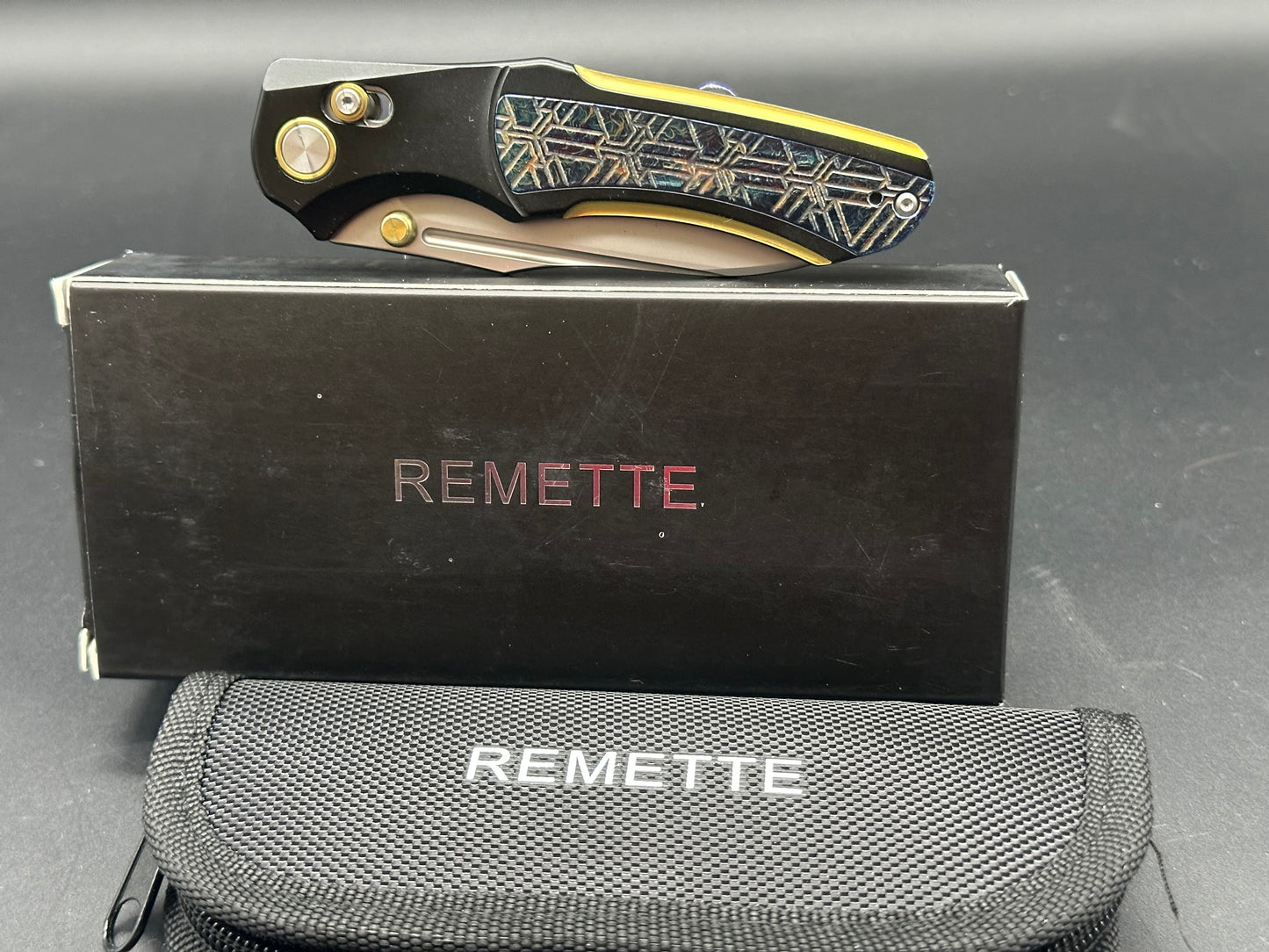 REMETTE Pocket Knife Chameleon, Pearlescent M390 Blade Flame Blue Titanium