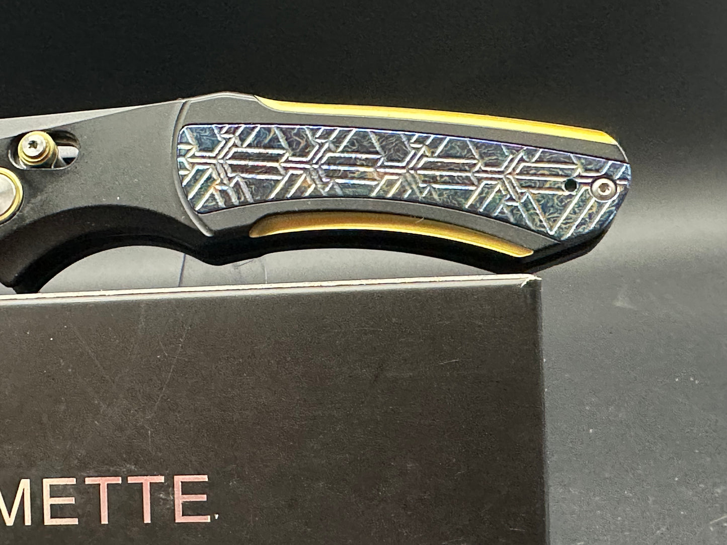 REMETTE Pocket Knife Chameleon, Pearlescent M390 Blade Flame Blue Titanium