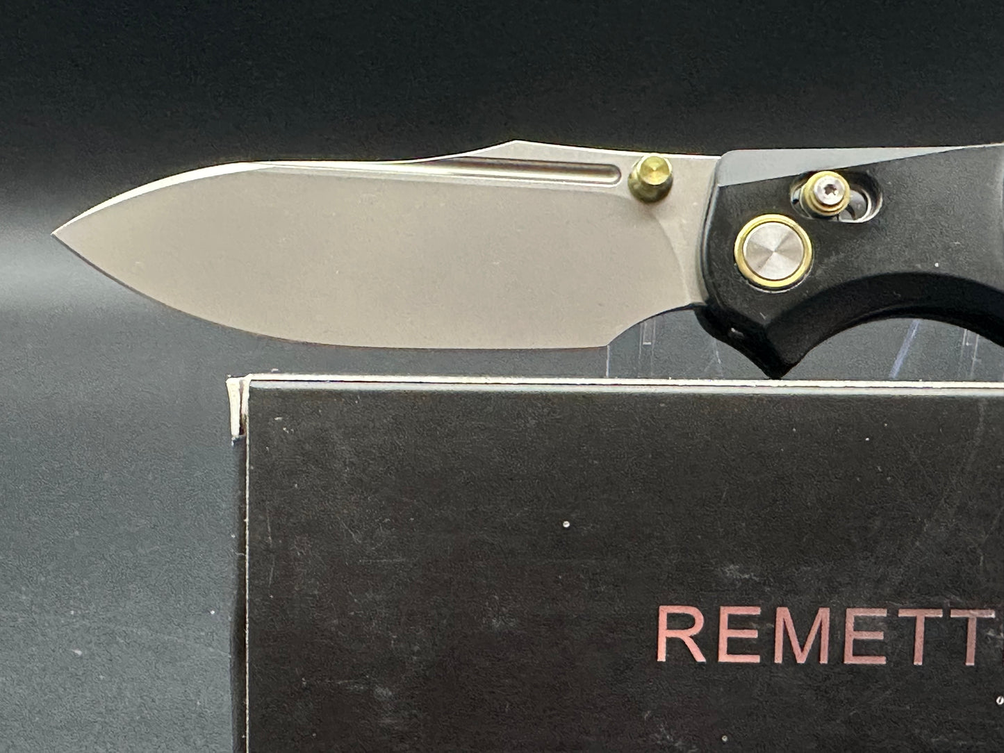 REMETTE Pocket Knife Chameleon, Pearlescent M390 Blade Flame Blue Titanium