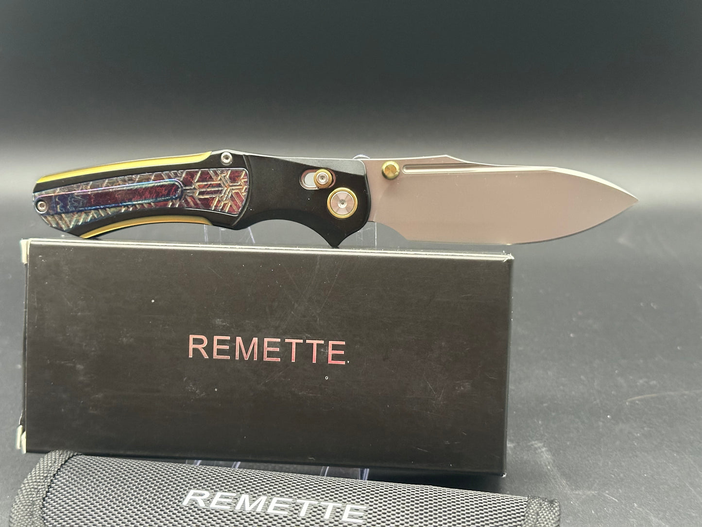 REMETTE Pocket Knife Chameleon, Pearlescent M390 Blade Flame Blue Titanium