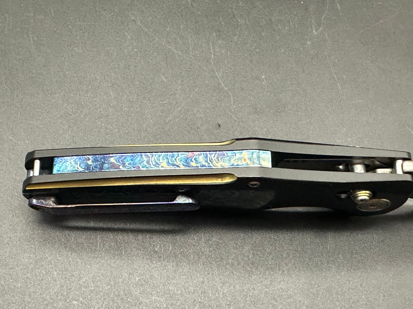 REMETTE Pocket Knife Chameleon, Pearlescent M390 Blade Flame Blue Titanium