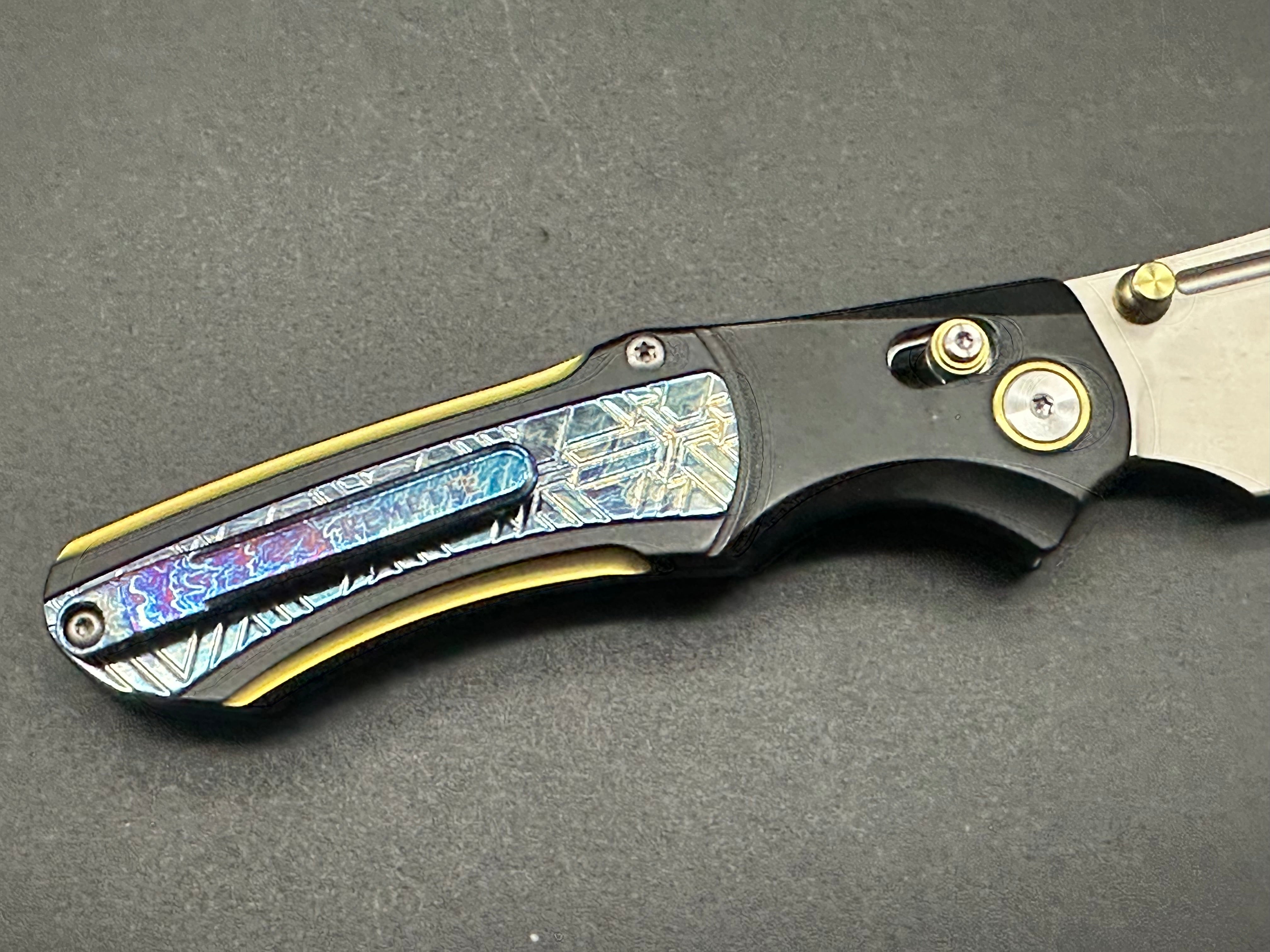 REMETTE Pocket Knife Chameleon, Pearlescent M390 Blade Flame Blue Titanium