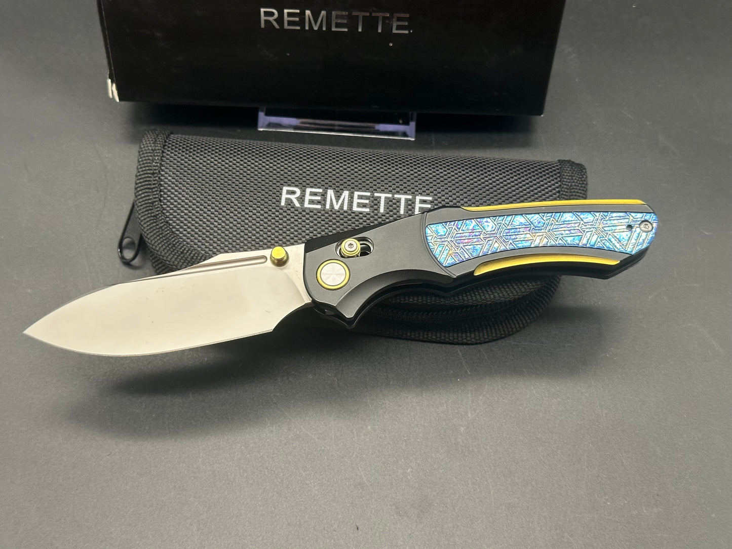 REMETTE Pocket Knife Chameleon, Pearlescent M390 Blade Flame Blue Titanium