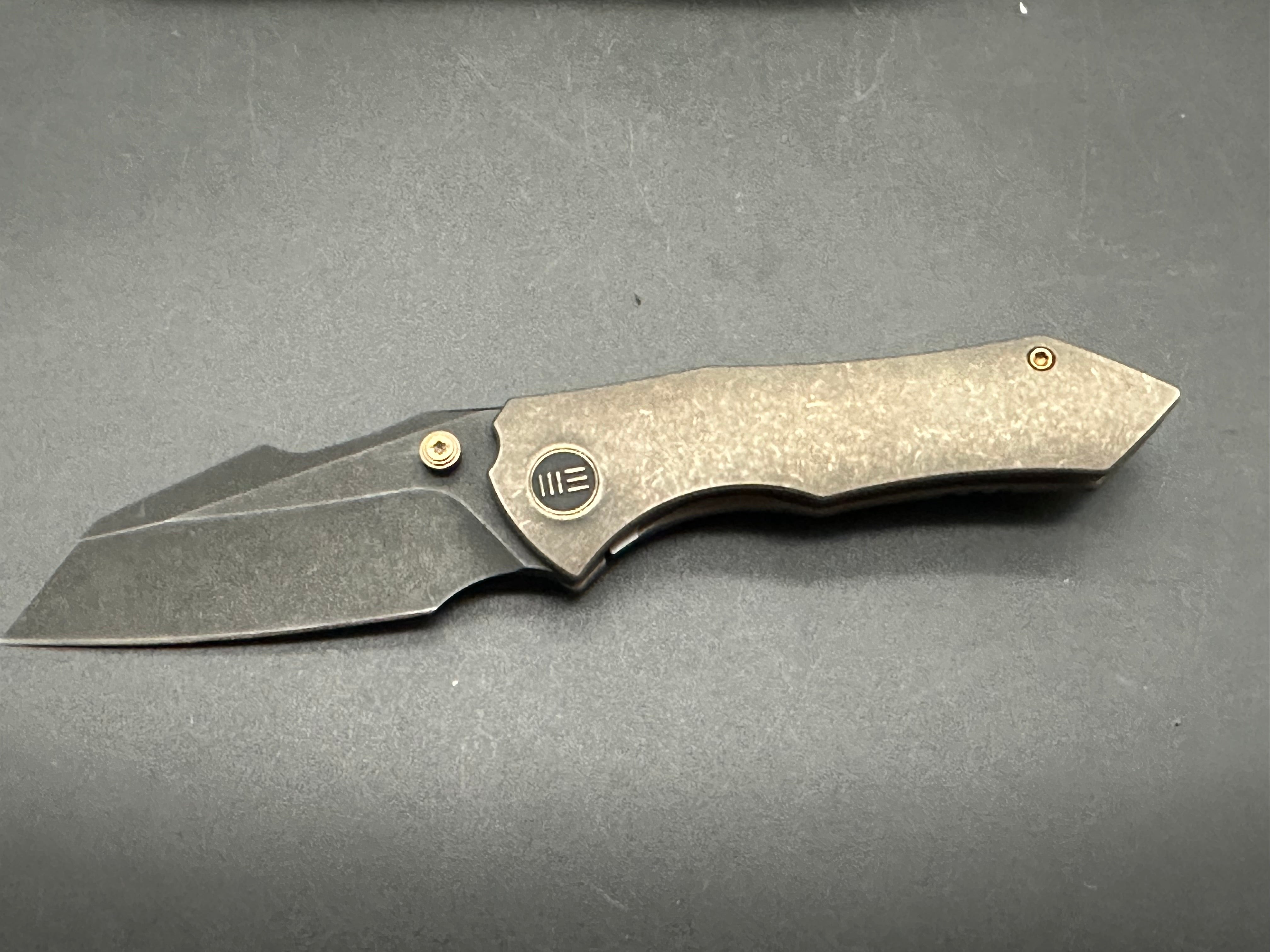 WE HIGH-FIN FOLDING KNIFE BRONZE TITANIUM HANDLE 20CV PLAIN BLACK BLADE WE22005-2