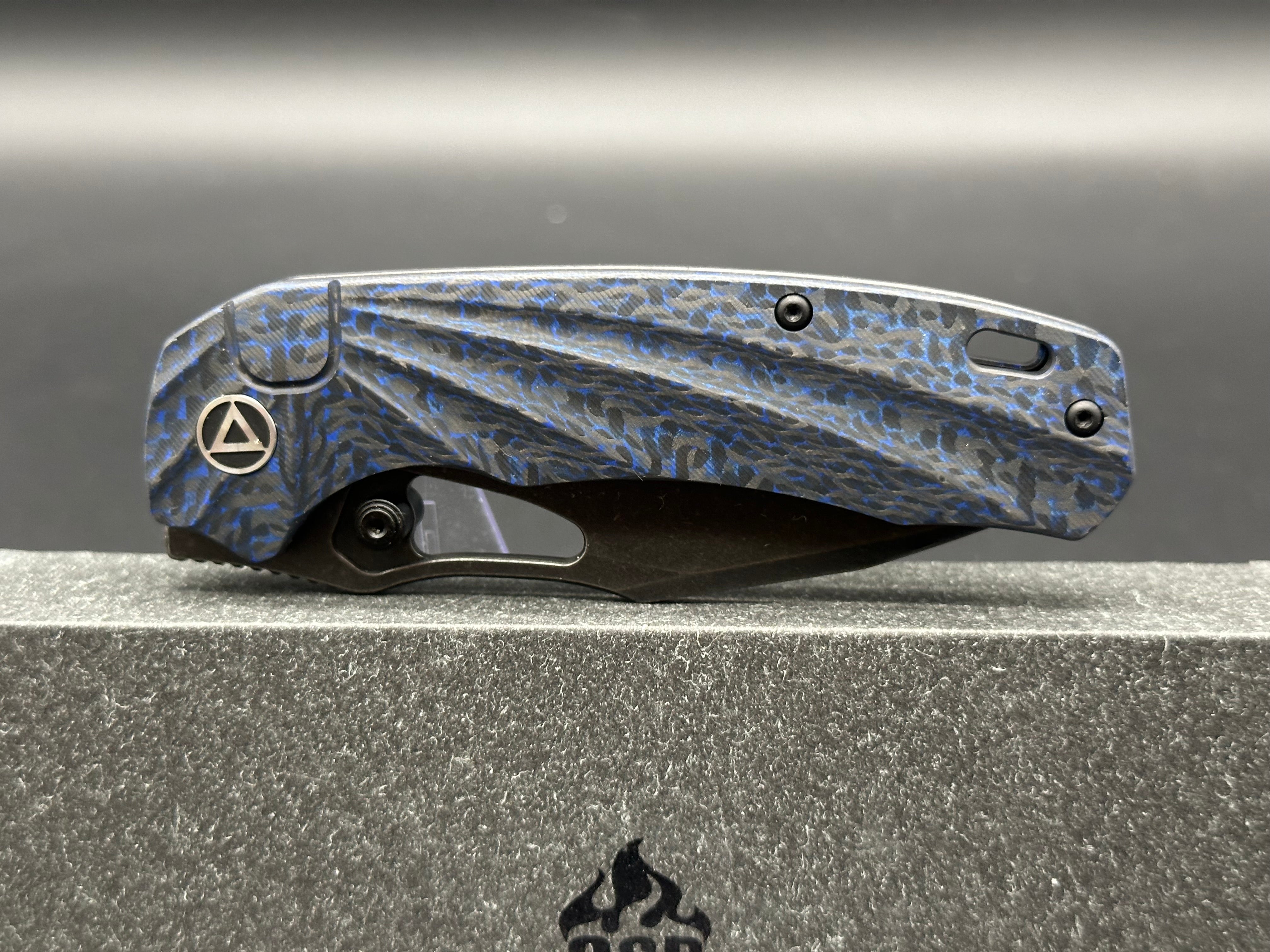 QSP HORNBILL FOLDING KNIFE BLUE CARBON FIBER HANDLE S35VN PLAIN EDGE BLACK STONEWASH FINISH QS146-B2