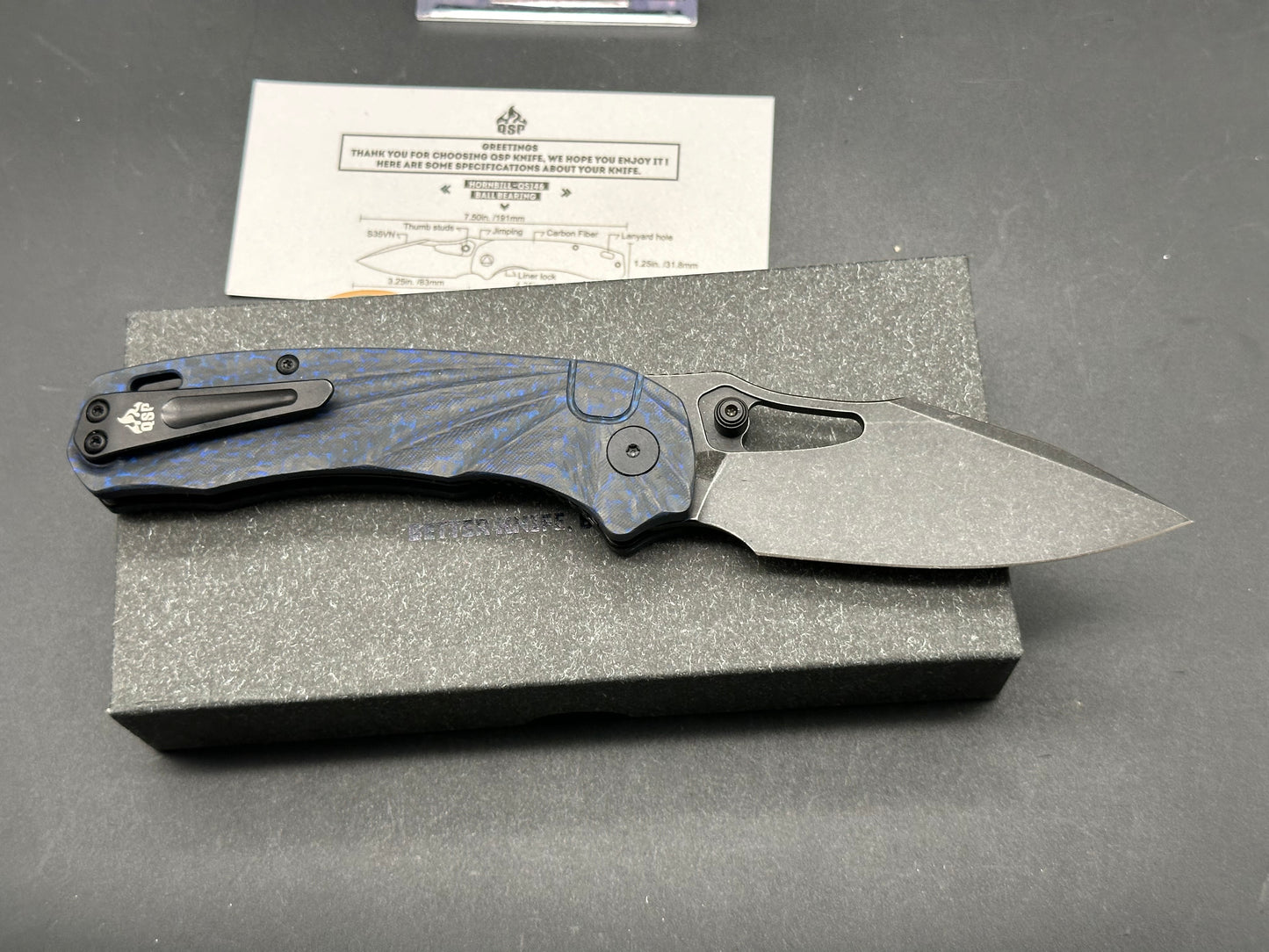 QSP HORNBILL FOLDING KNIFE BLUE CARBON FIBER HANDLE S35VN PLAIN EDGE BLACK STONEWASH FINISH QS146-B2