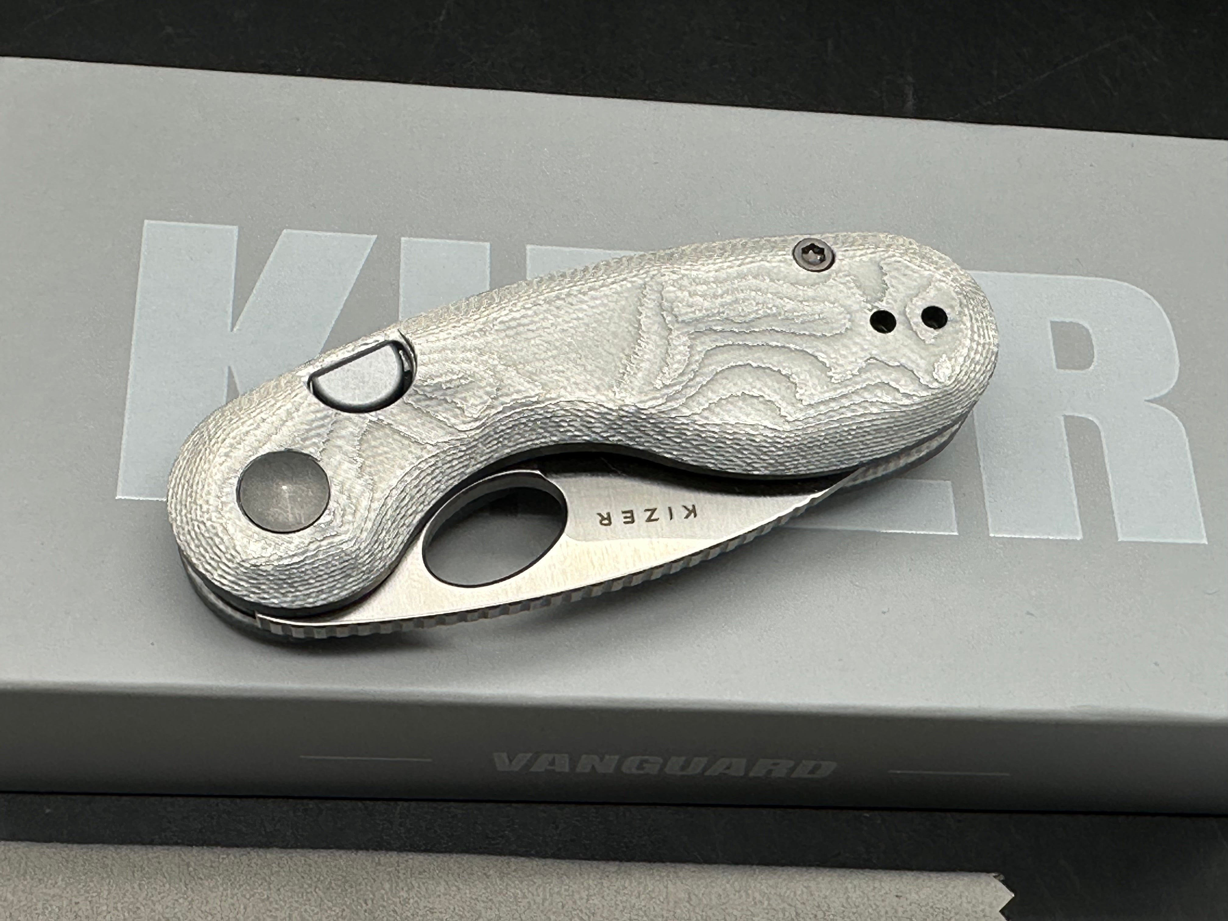 KIZER MICROBE ALUMINUM FOIL G10 HANDLE 14C28N PLAIN EDGE DROP POINT PLAIN EDGE