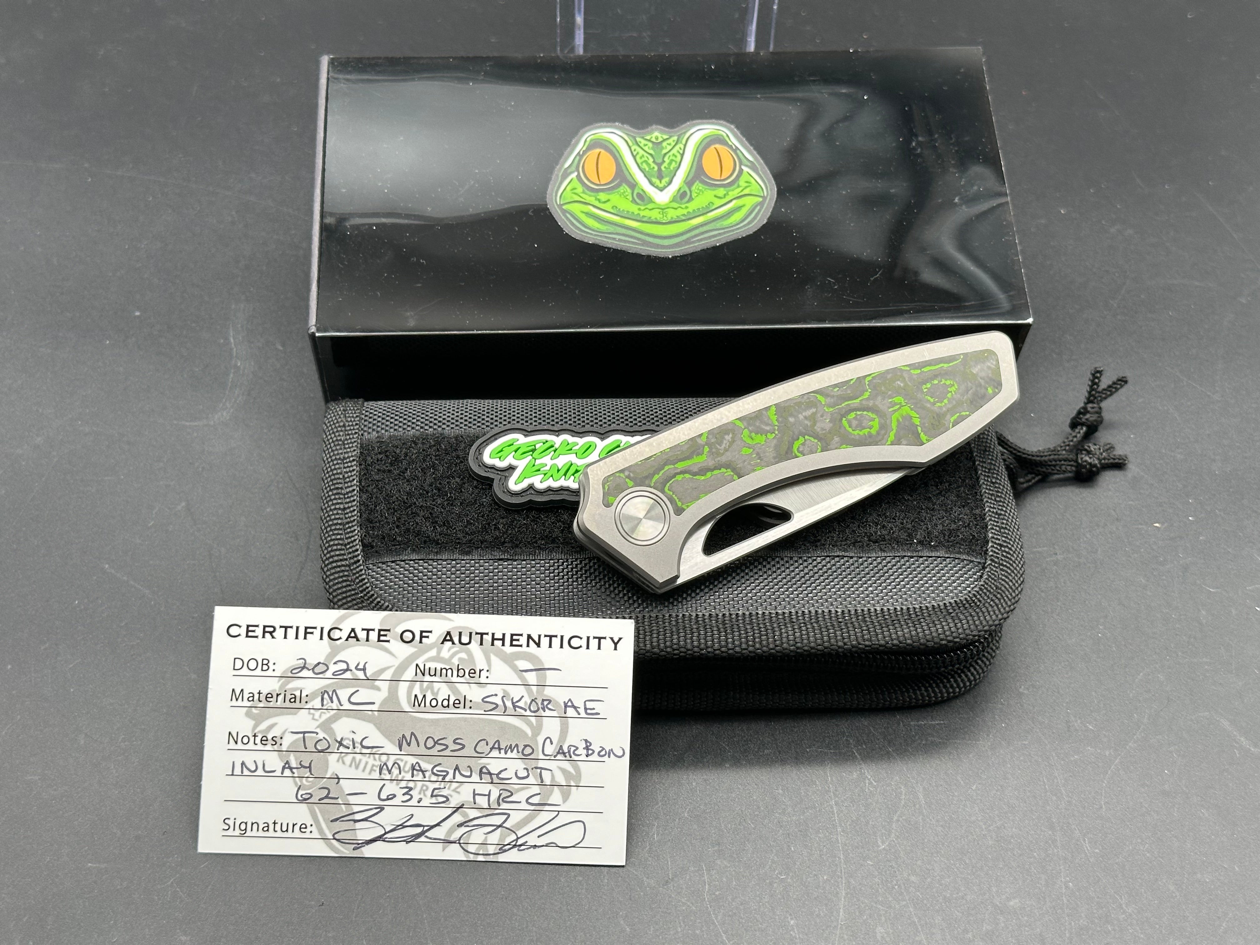 Gecko Customz Knifeworks Sikorae MagnaCut Satin Blade with Titanium & Toxic Moss Fat Carbon Inlay Handle