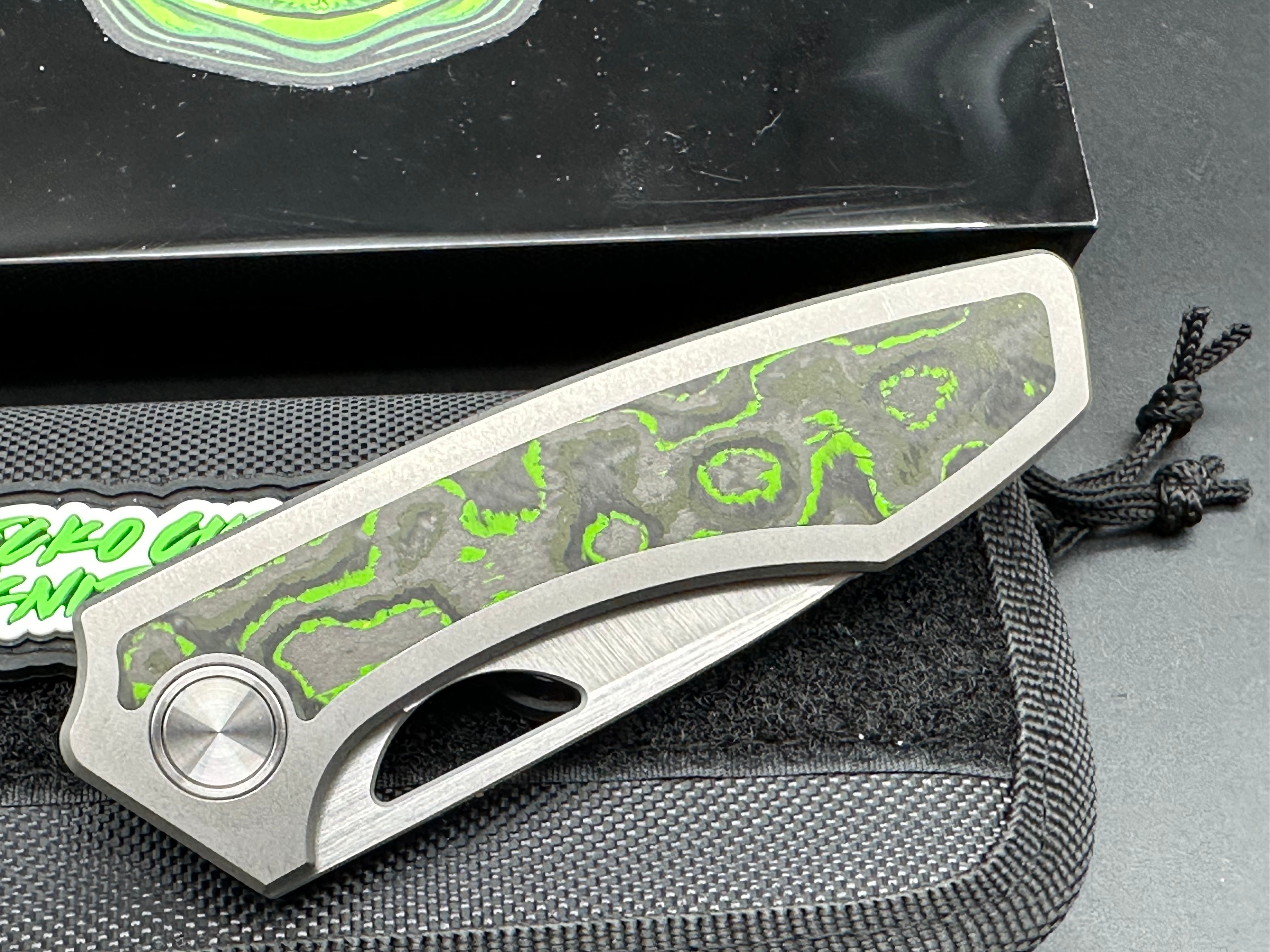 Gecko Customz Knifeworks Sikorae MagnaCut Satin Blade with Titanium & Toxic Moss Fat Carbon Inlay Handle