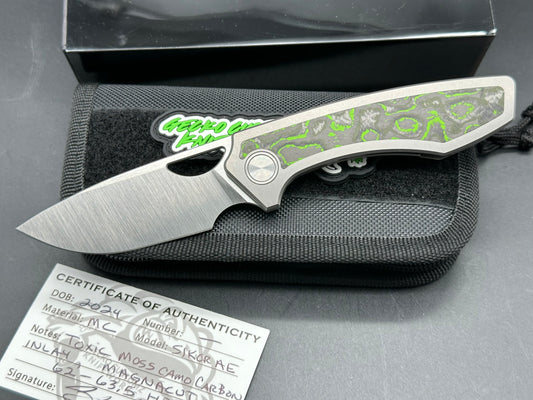 Gecko Customz Knifeworks Sikorae MagnaCut Satin Blade with Titanium & Toxic Moss Fat Carbon Inlay Handle