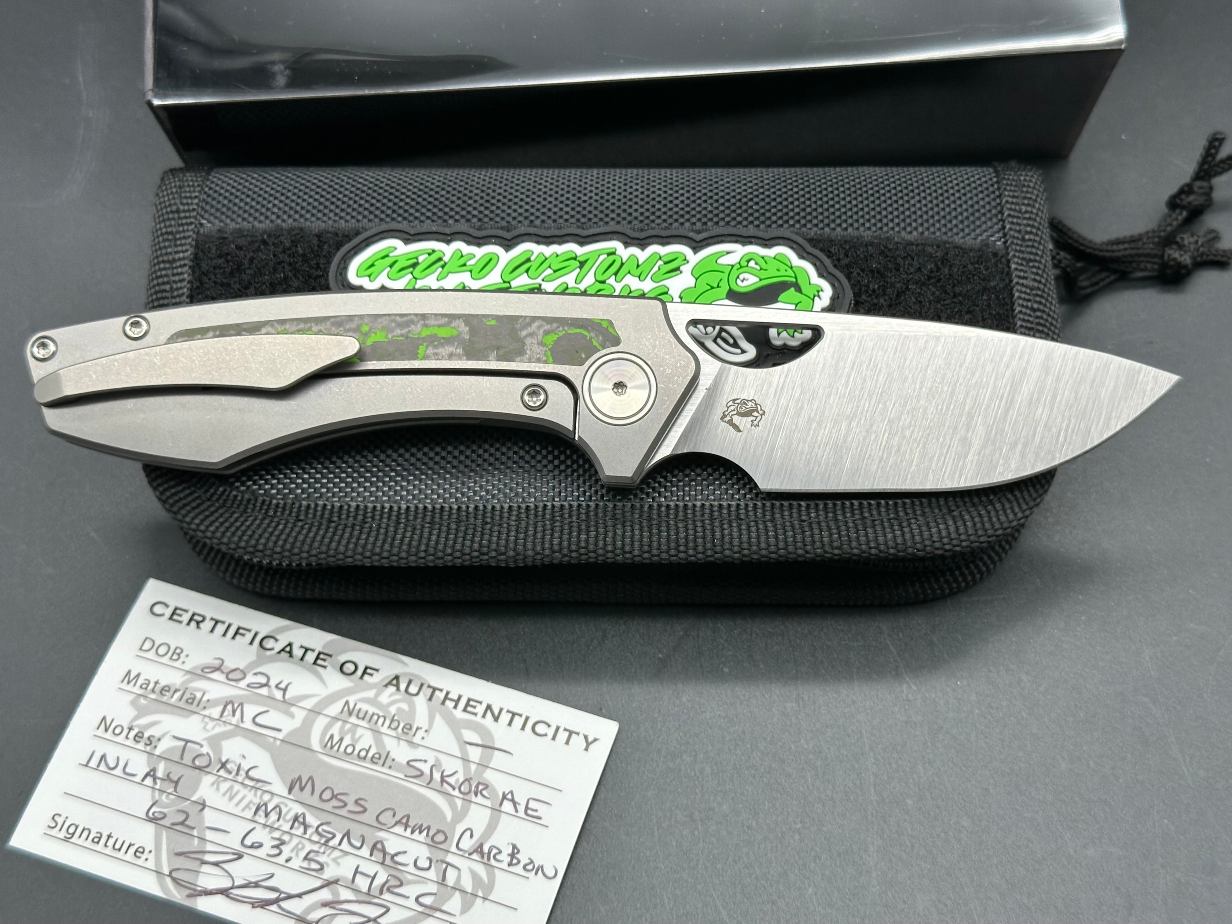 Gecko Customz Knifeworks Sikorae MagnaCut Satin Blade with Titanium & Toxic Moss Fat Carbon Inlay Handle