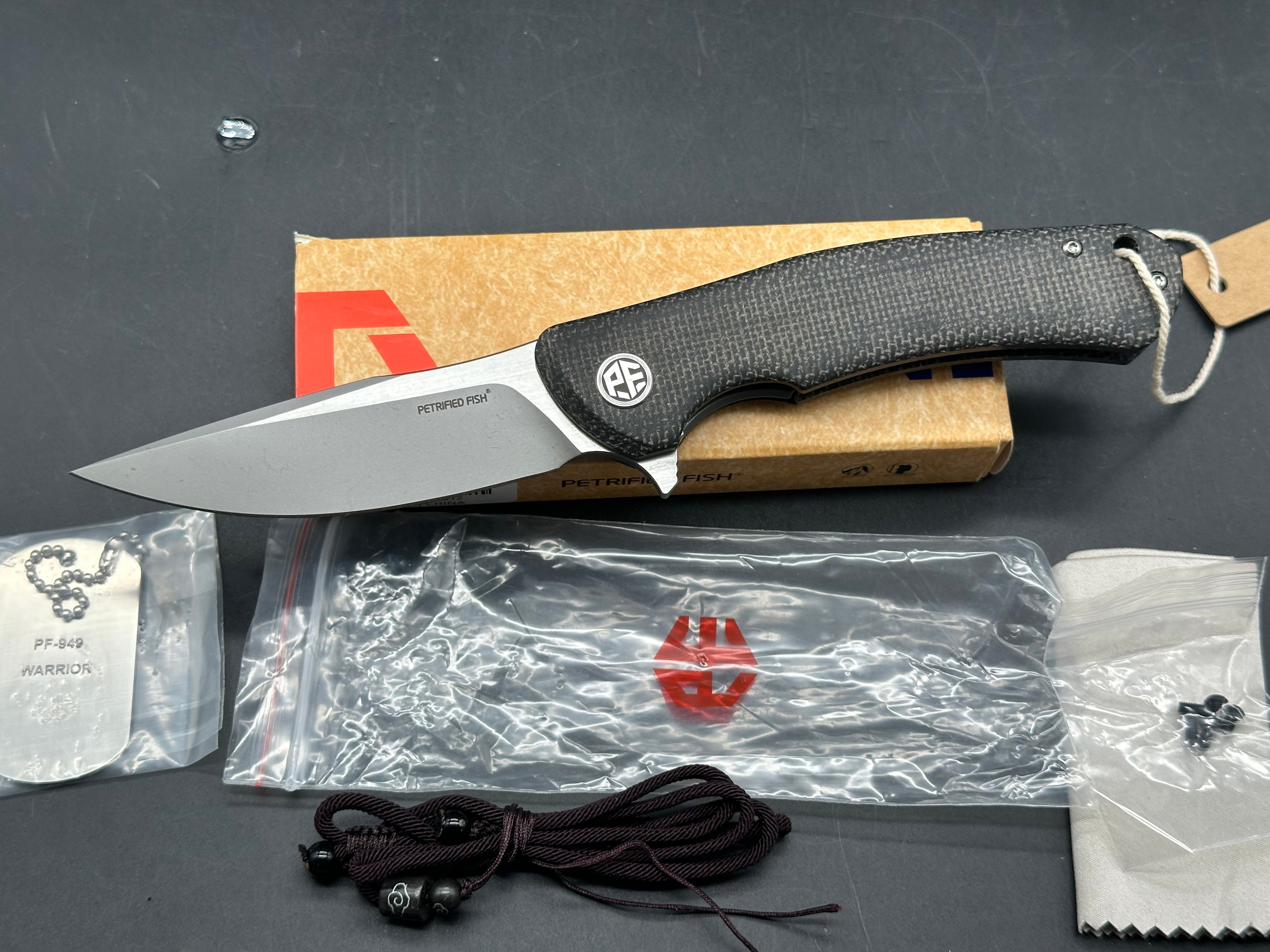 PETRIFIED FISH WARRIOR BLACK G10 HANDLE K110 PLAIN EDGE PF949